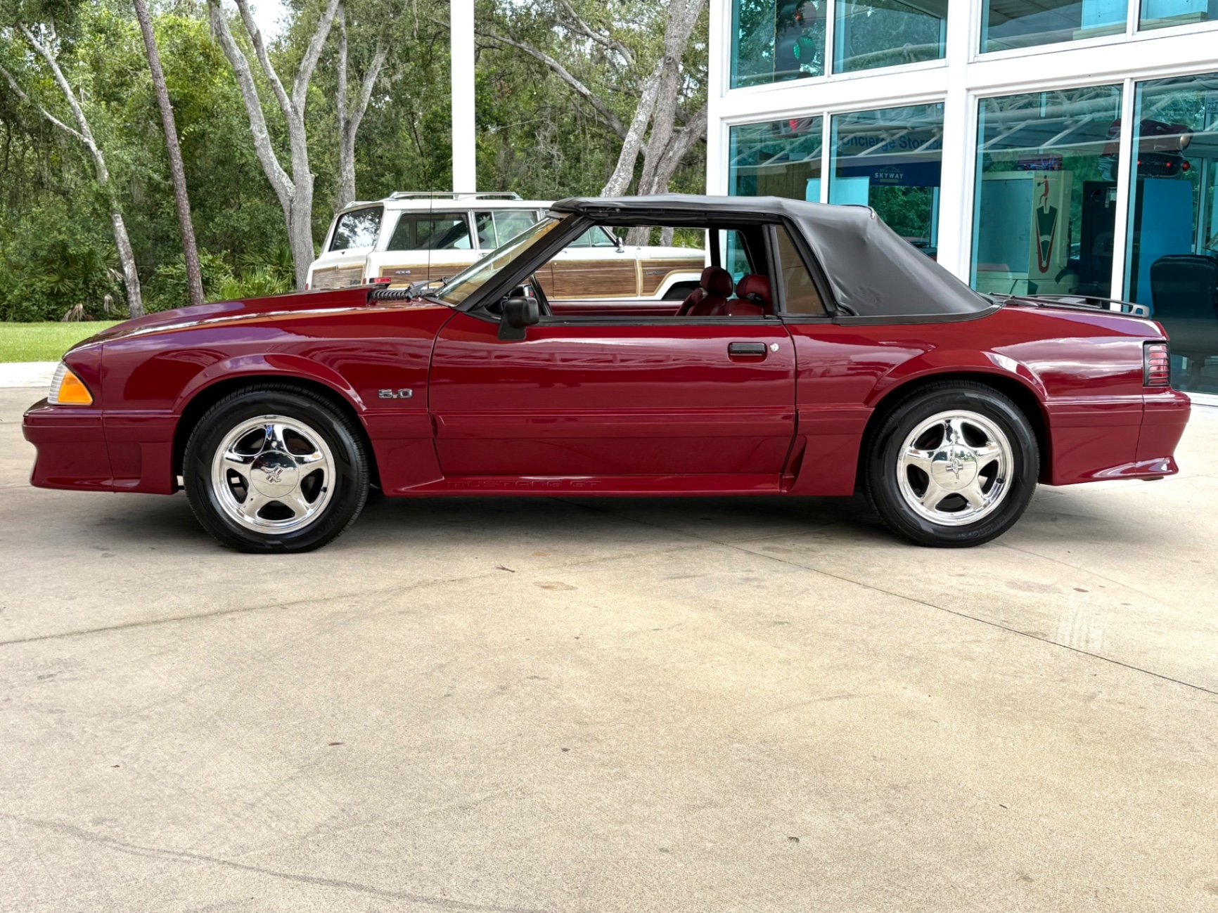Vehicle photo 21