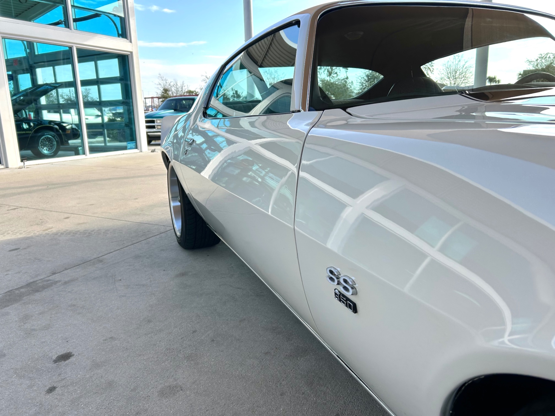 Vehicle photo 16