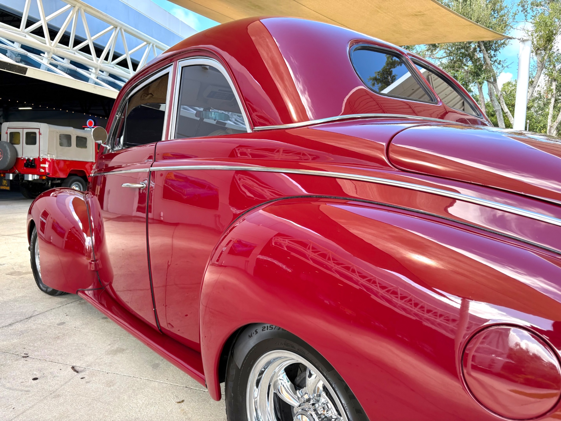 Vehicle photo 13