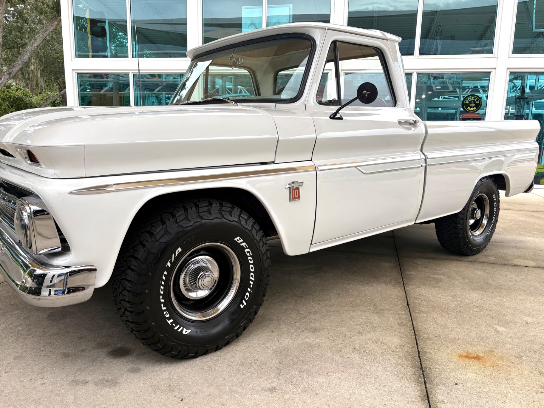 Vehicle photo 12
