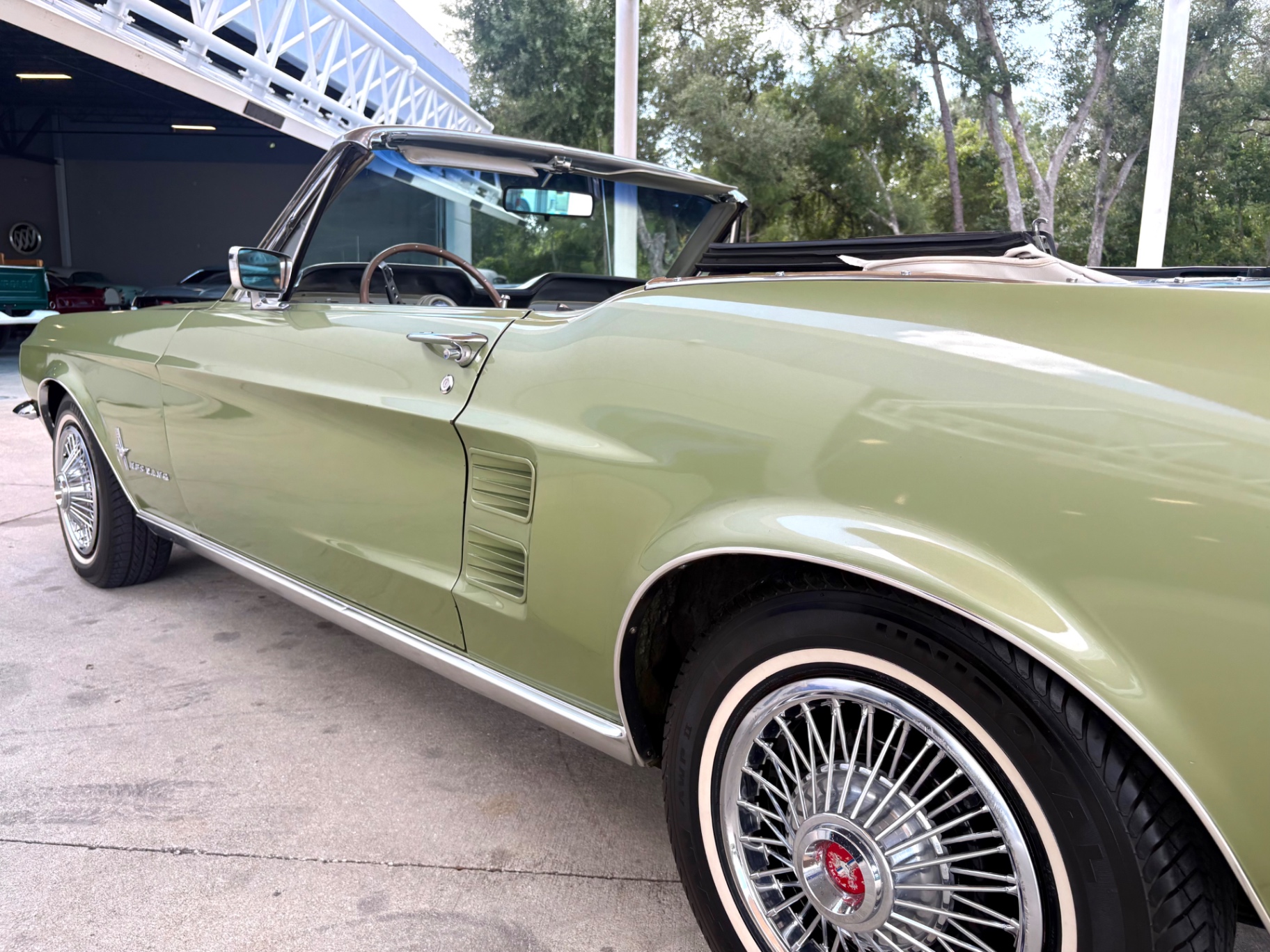 Vehicle photo 14