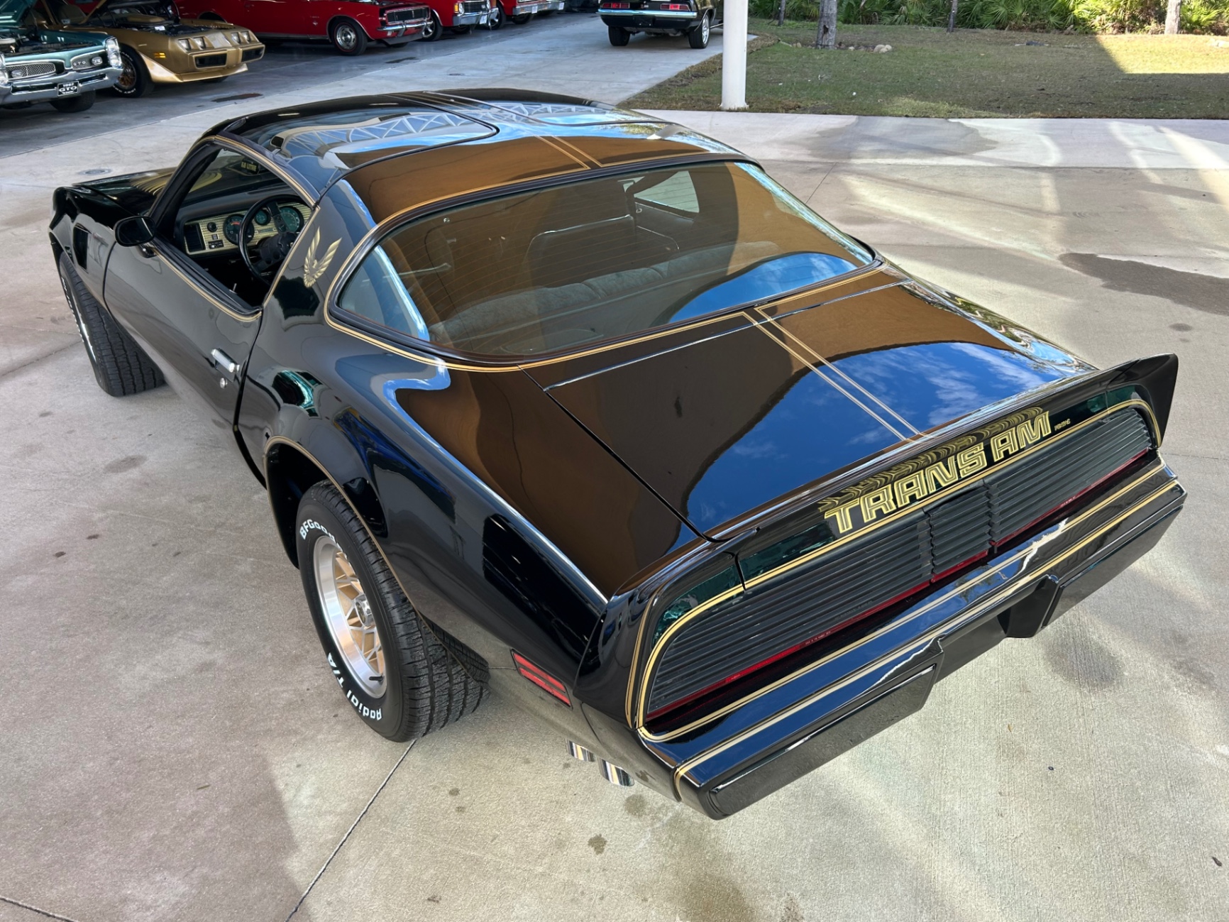 Vehicle photo 23