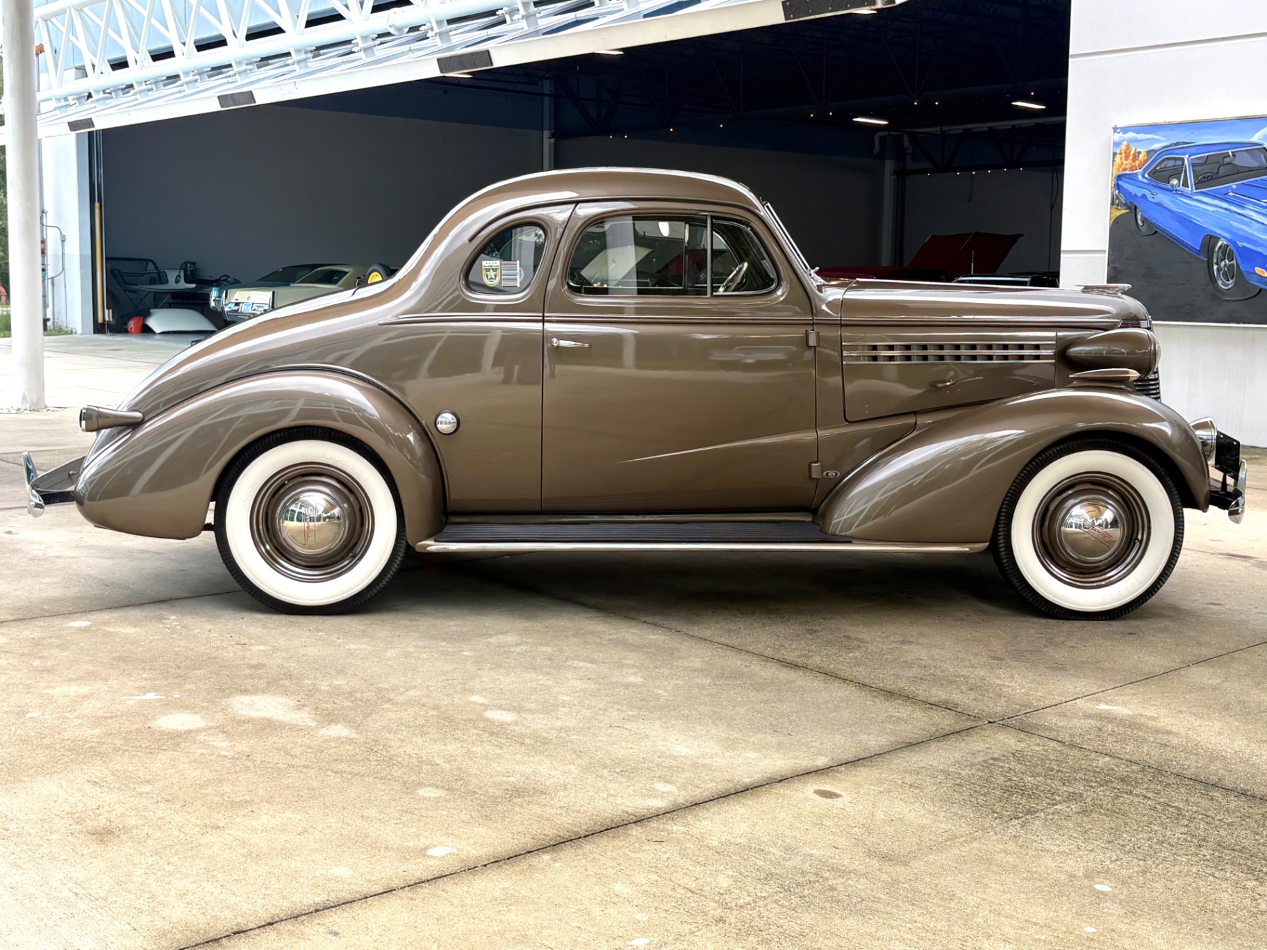 Vehicle photo 5