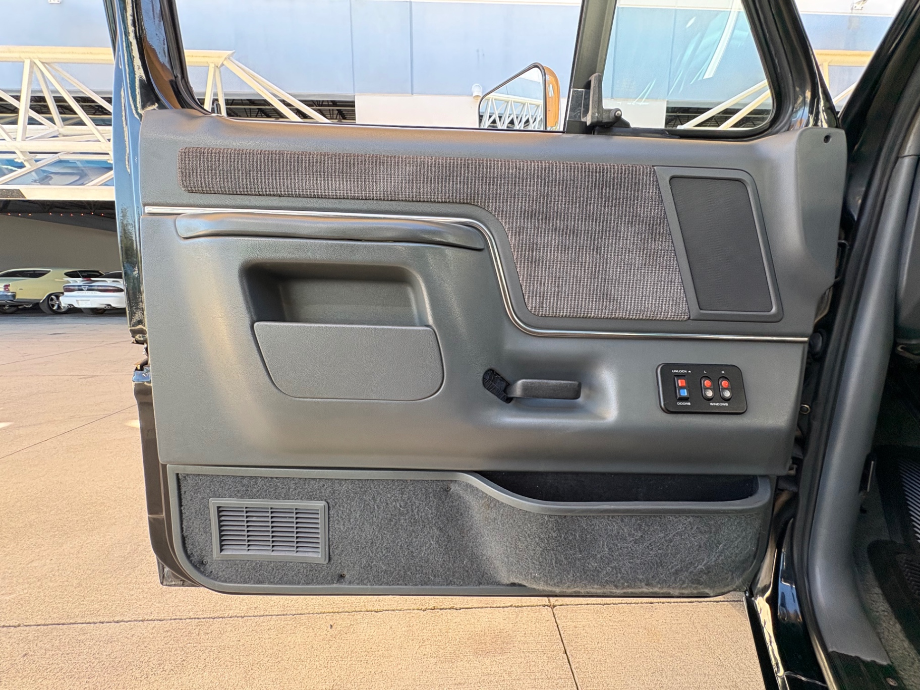 Vehicle photo 30