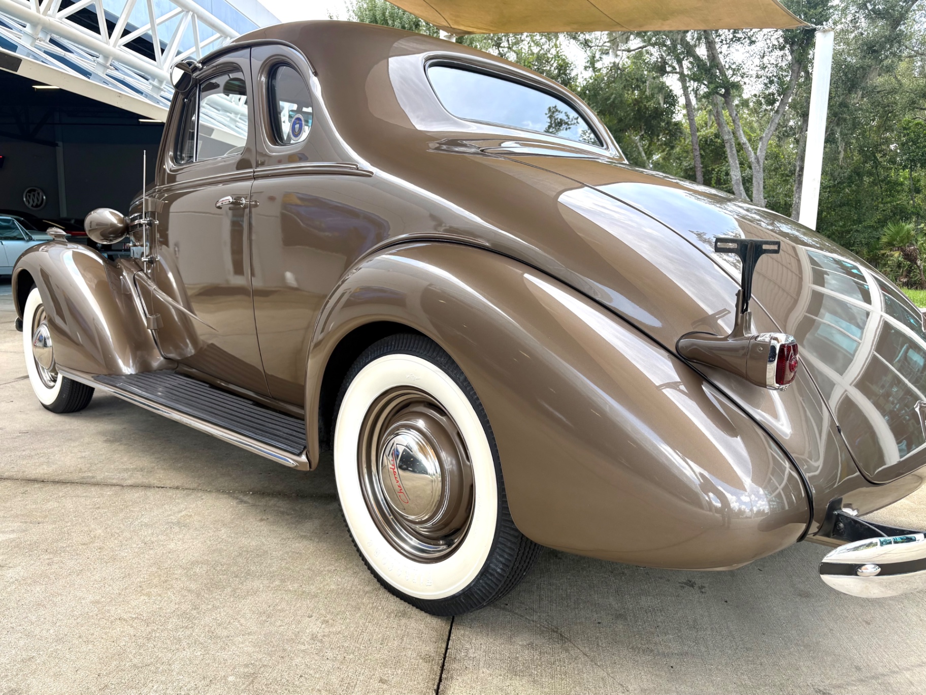 Vehicle photo 15