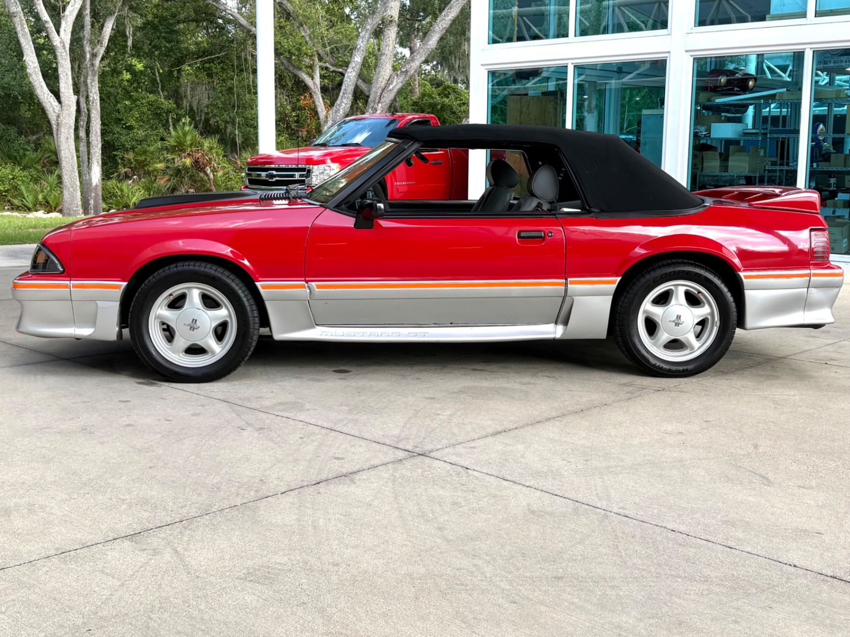 Vehicle photo 24
