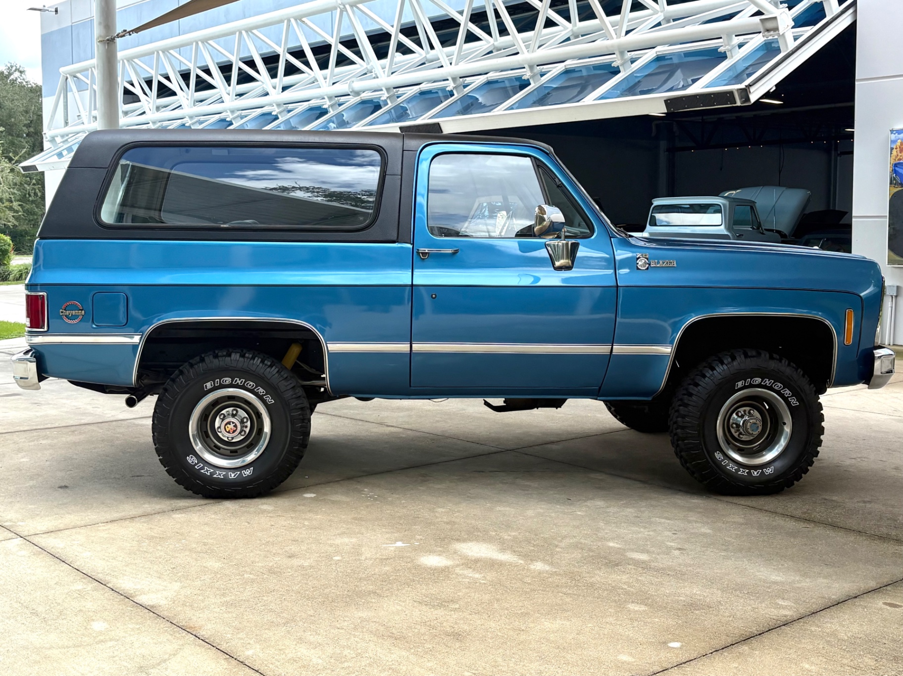 Vehicle photo 5
