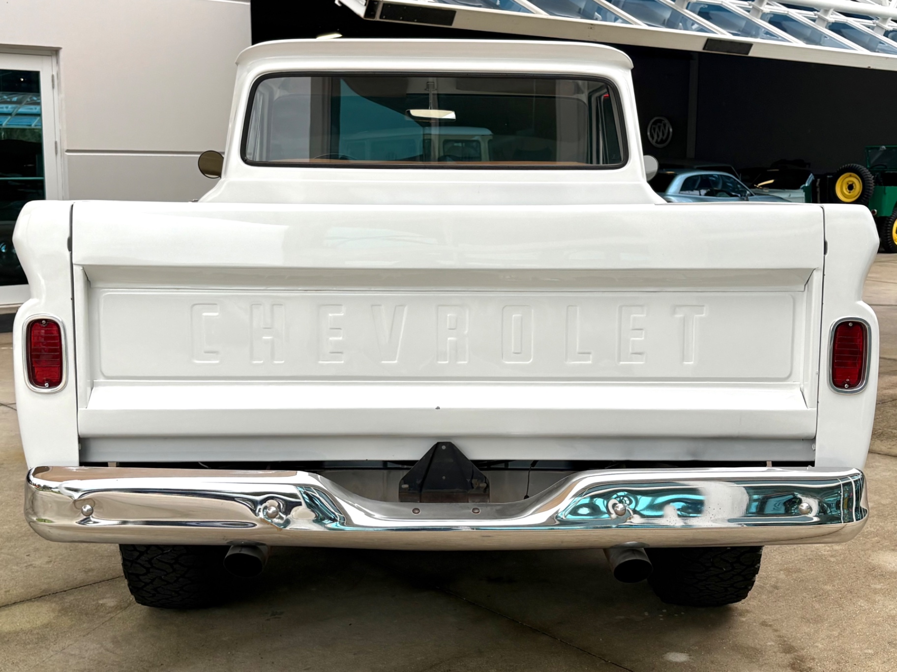 Vehicle photo 7