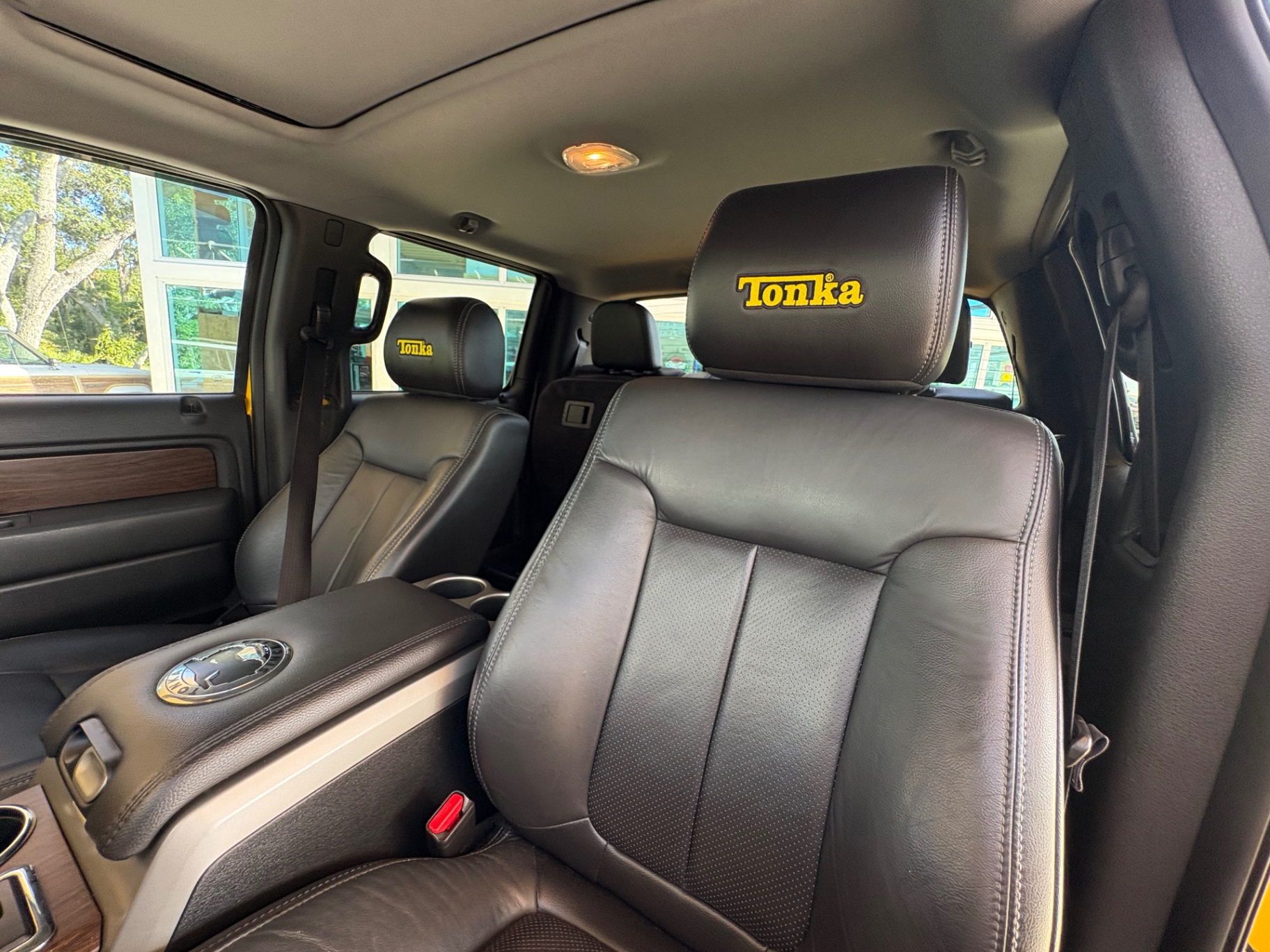 Vehicle photo 34