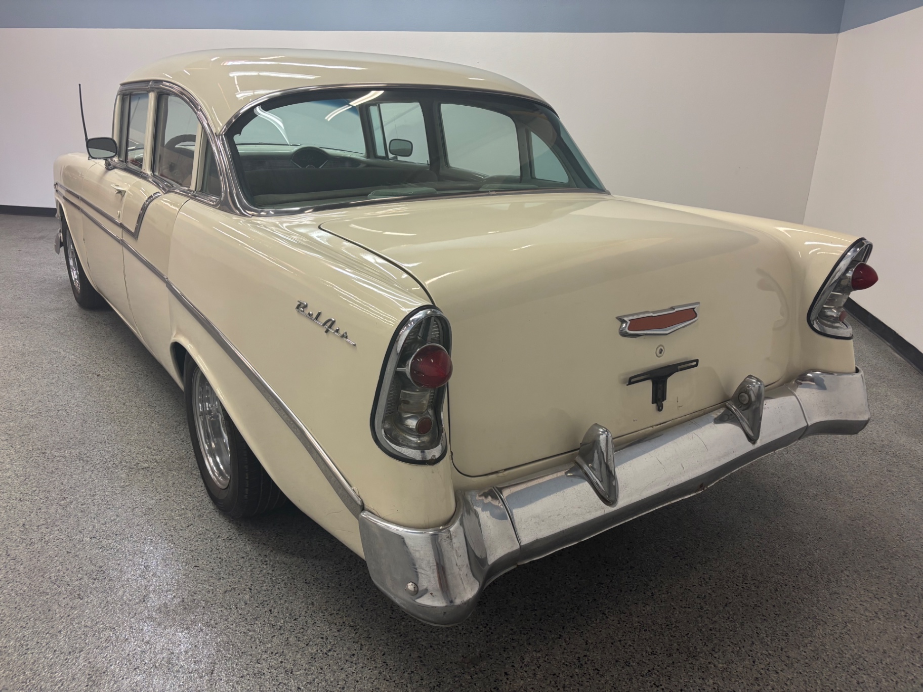 Vehicle photo 5
