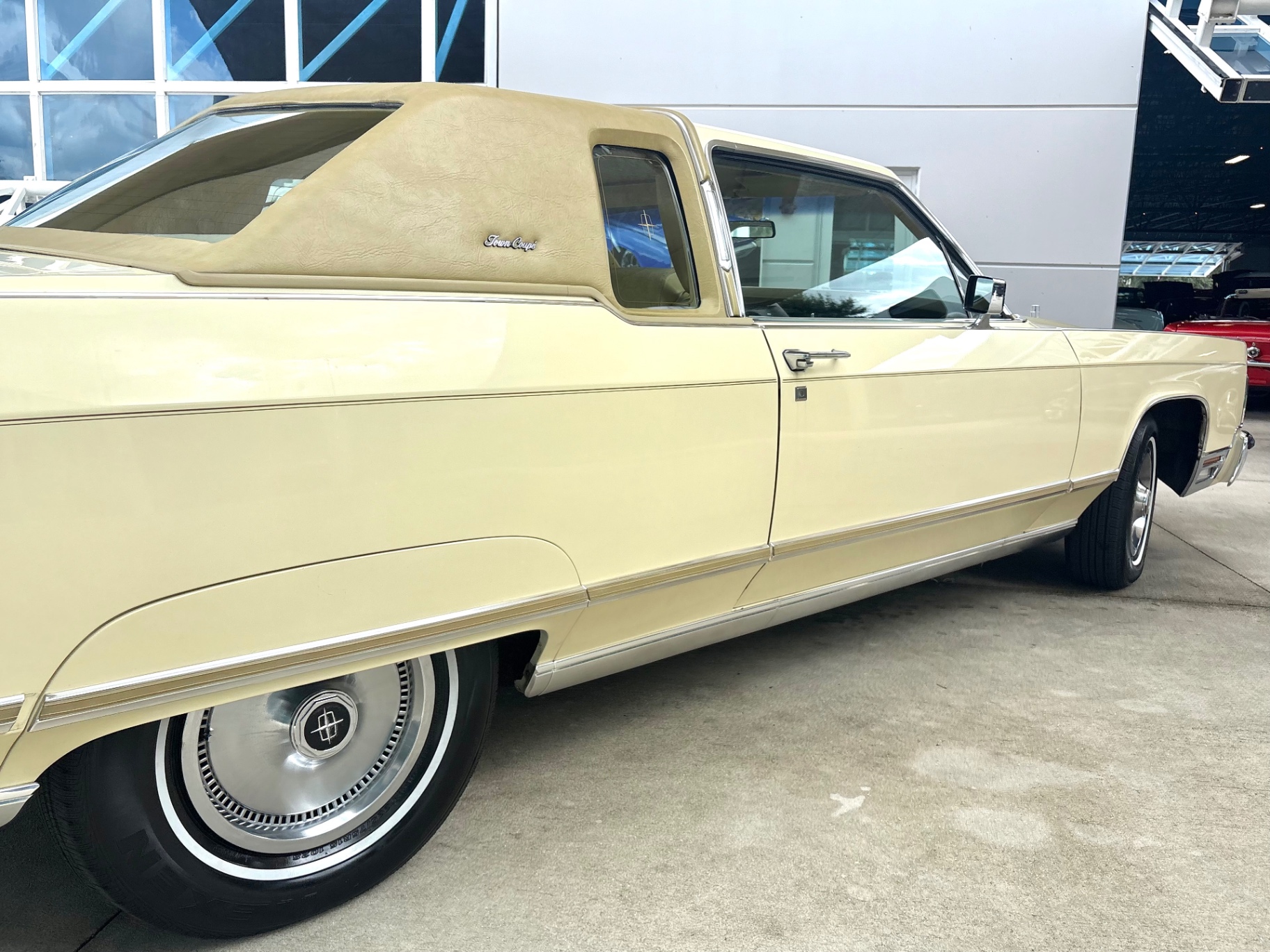 Vehicle photo 17