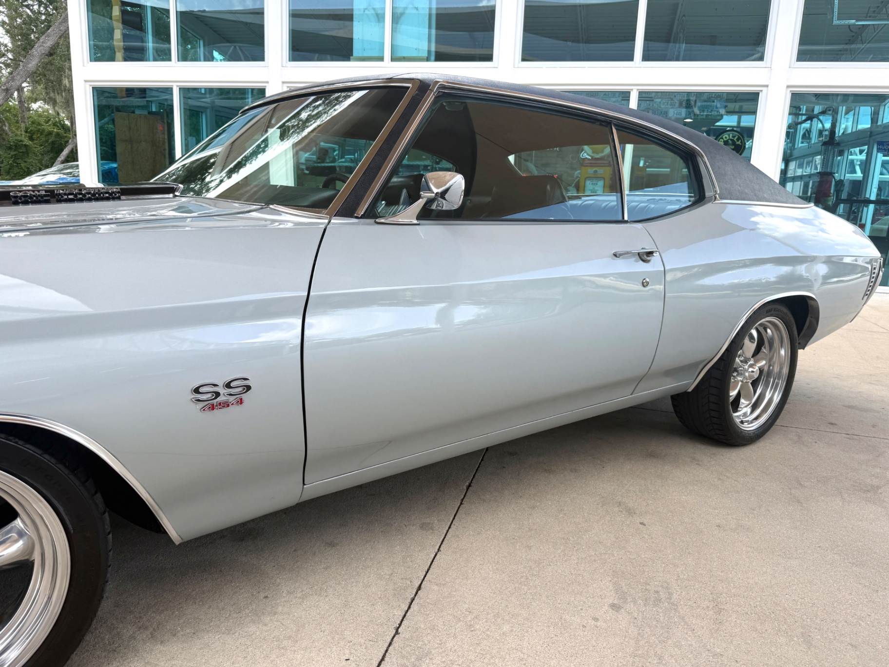 Vehicle photo 13