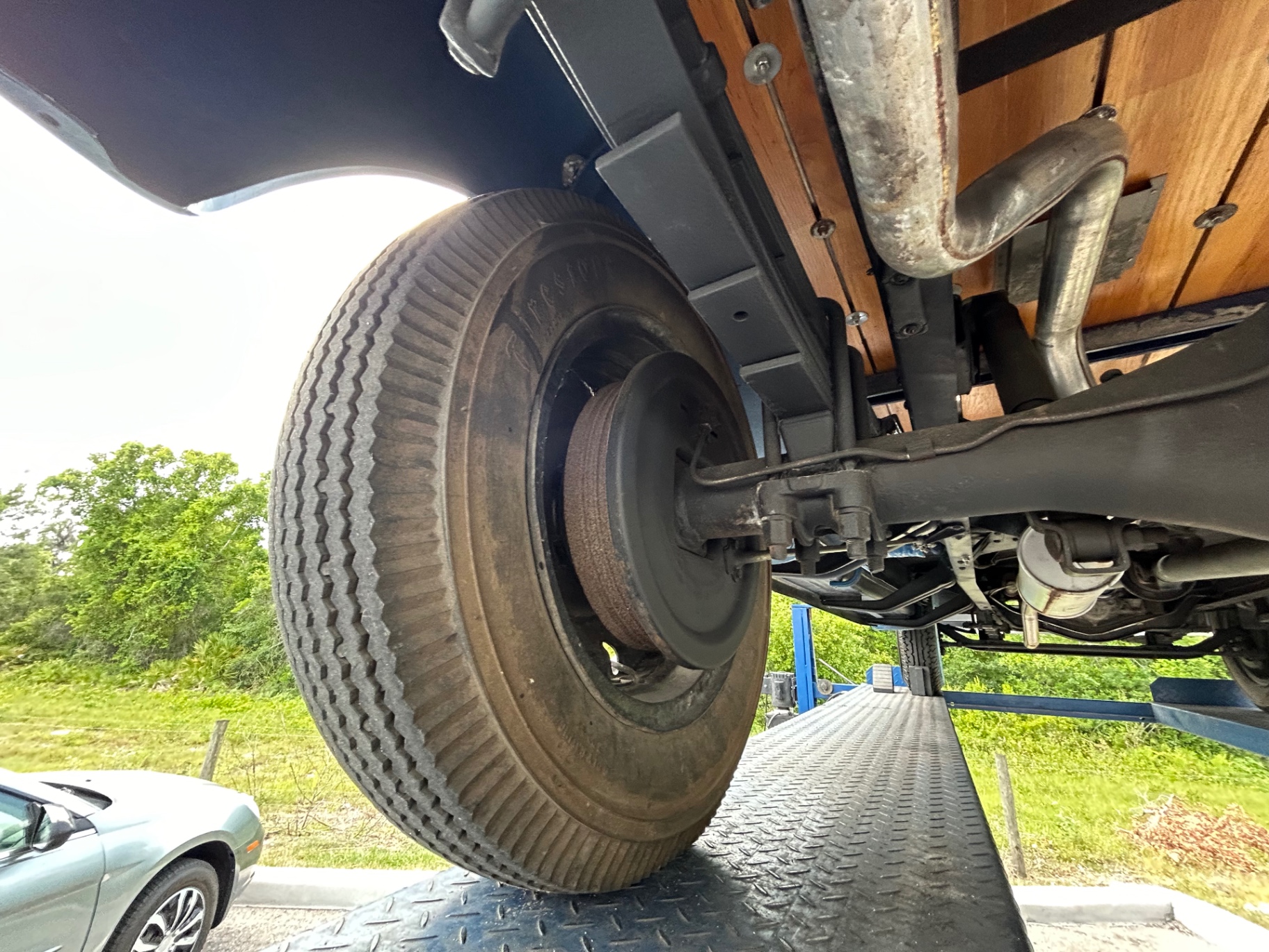 Vehicle photo 23