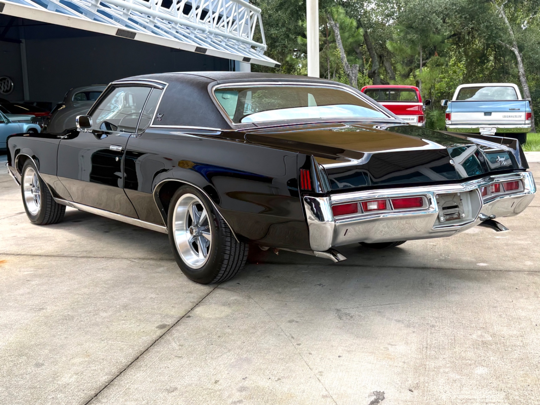 Vehicle photo 9