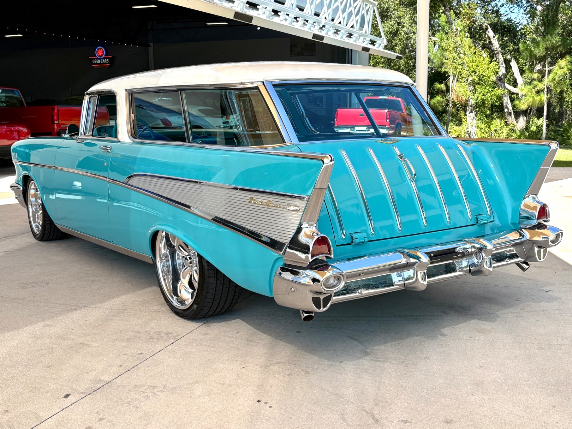 Vehicle photo 8