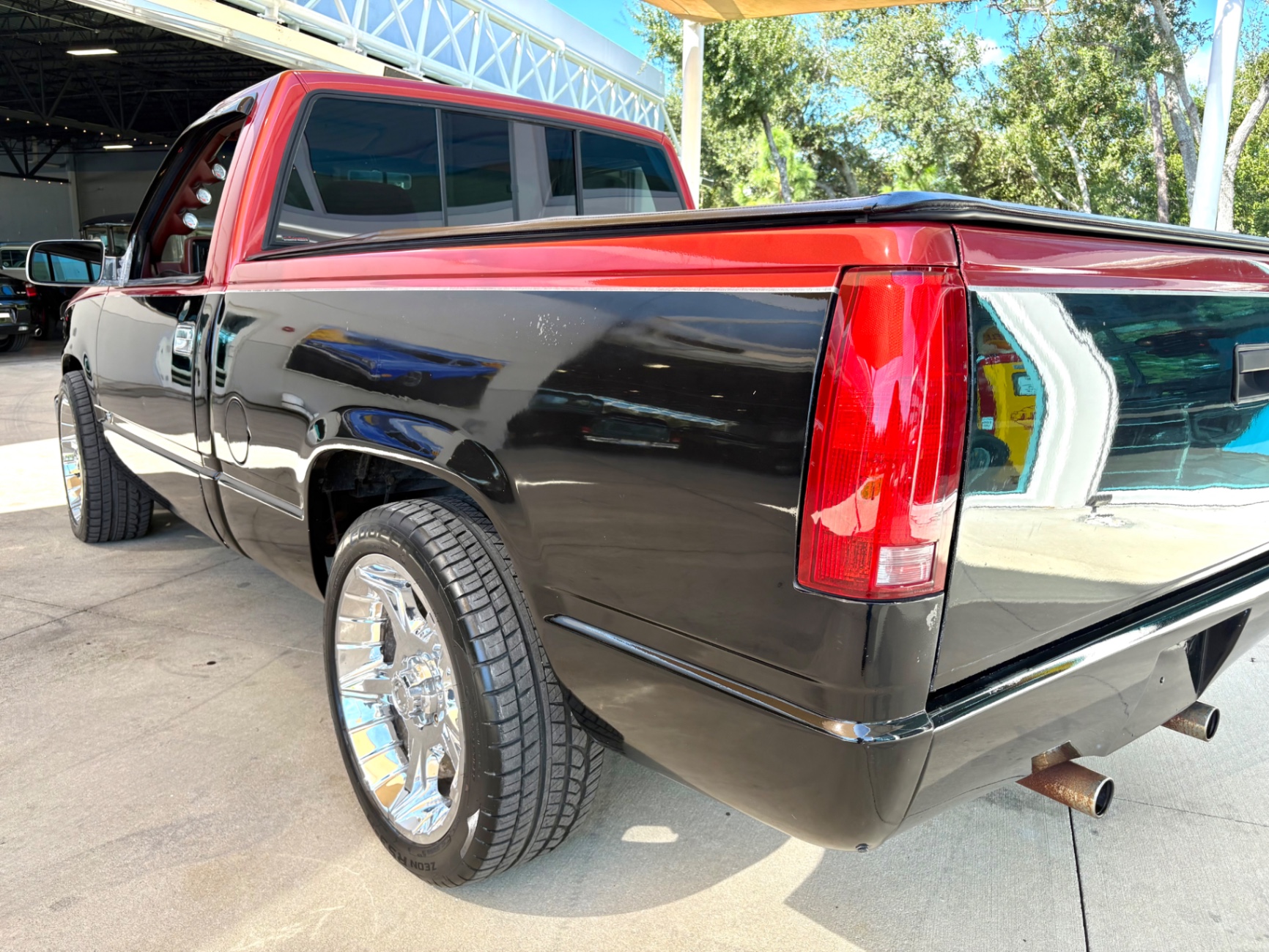 Vehicle photo 13