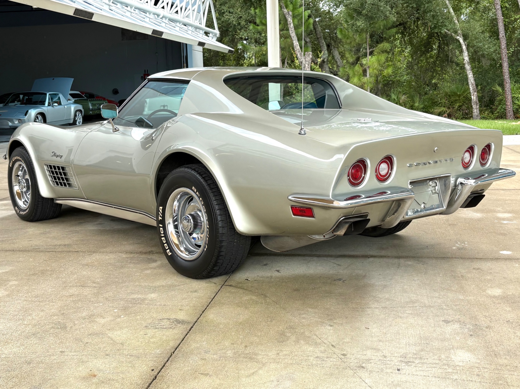 Vehicle photo 10