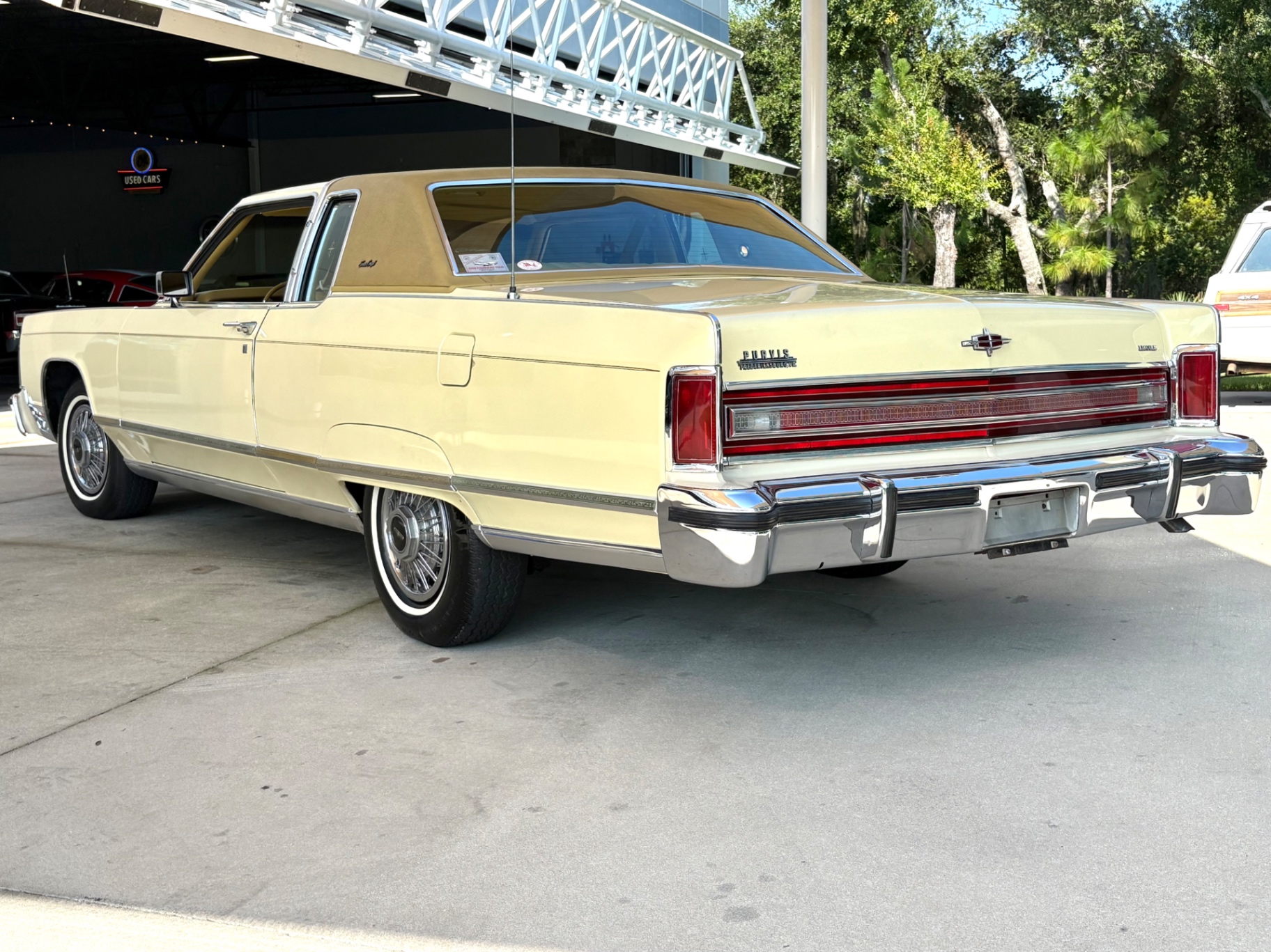 Vehicle photo 11