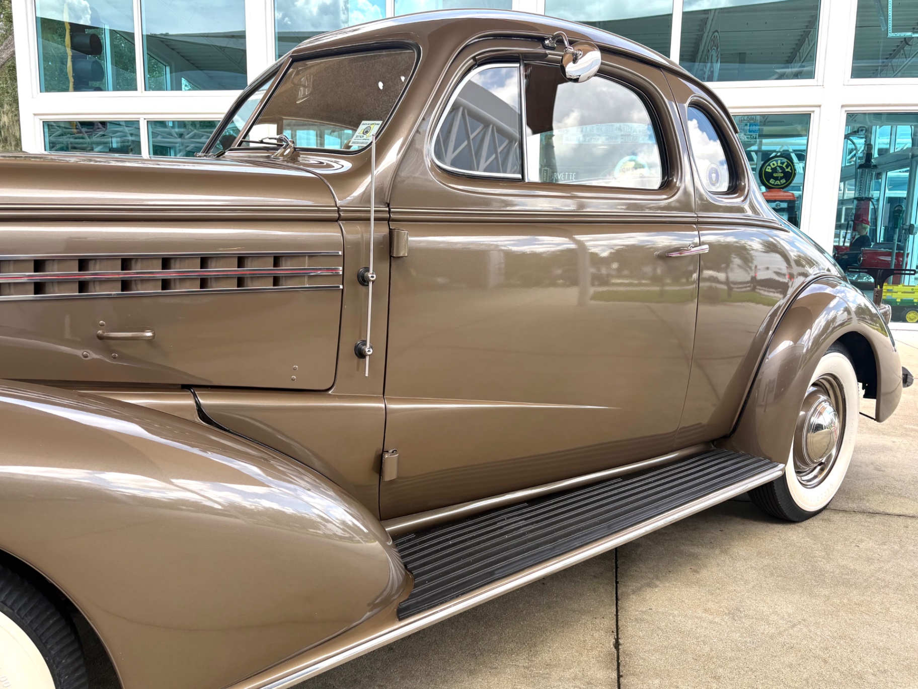 Vehicle photo 13