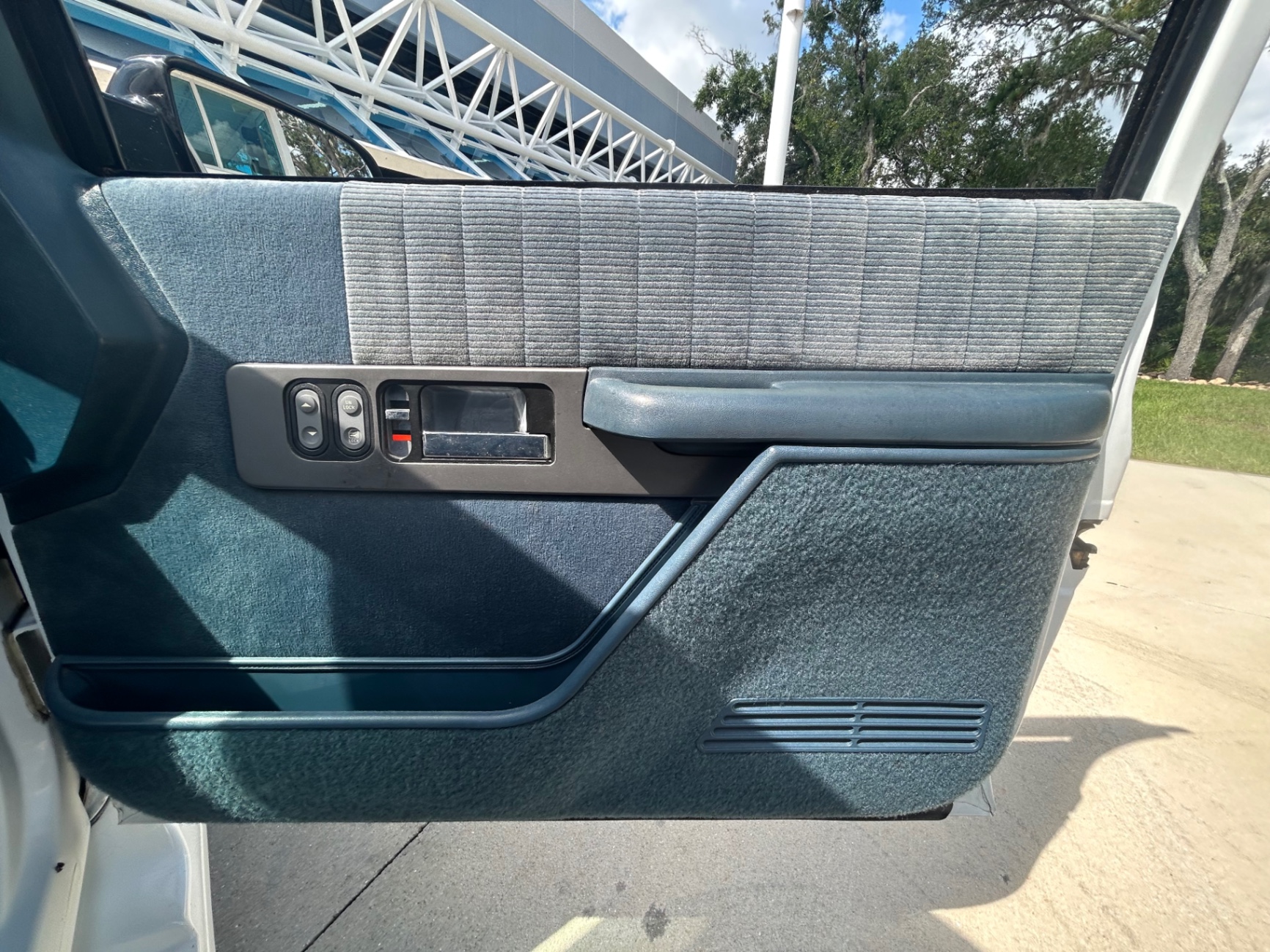 Vehicle photo 25