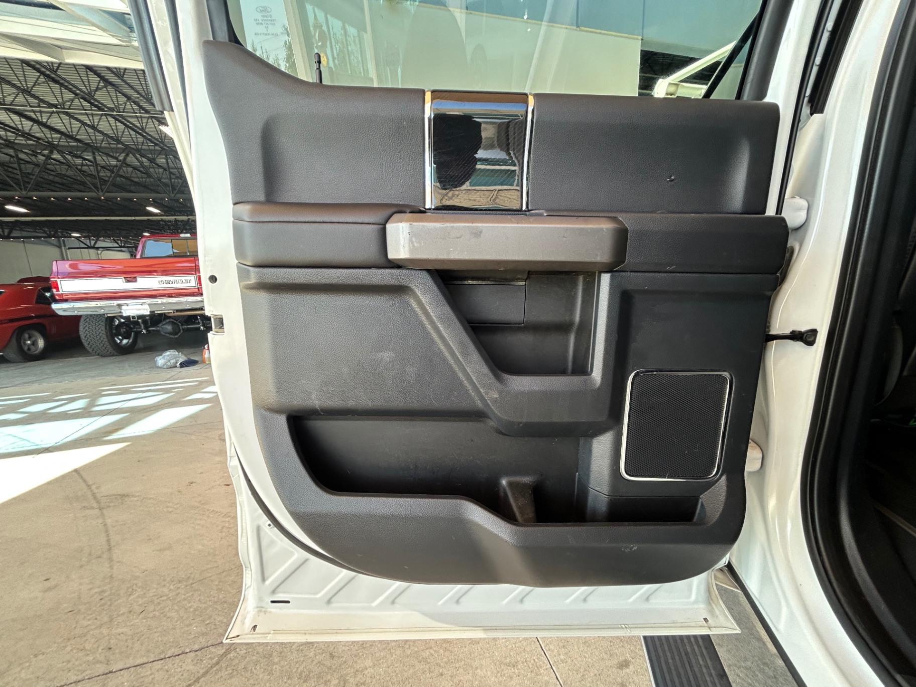 Vehicle photo 34