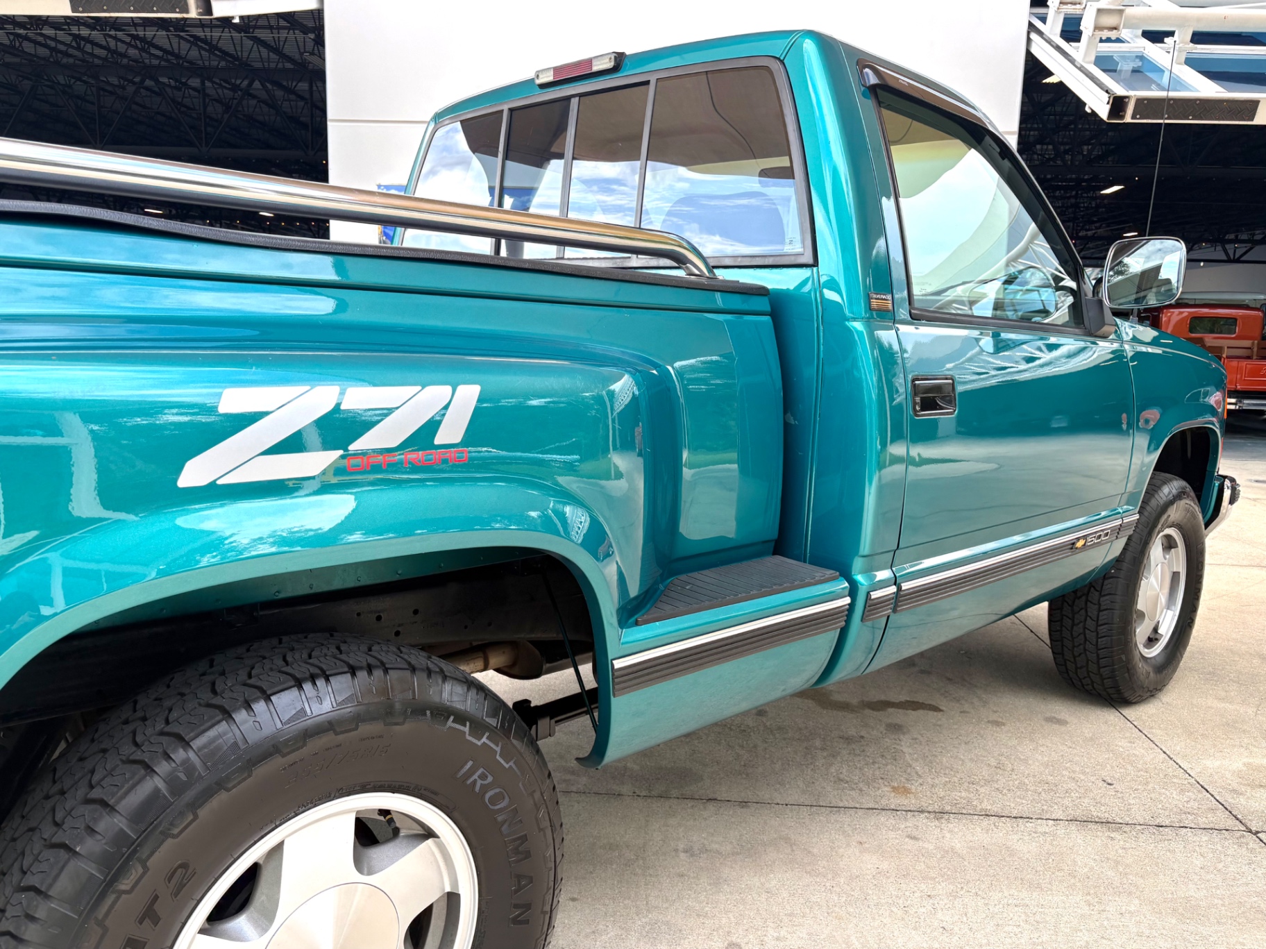 Vehicle photo 17