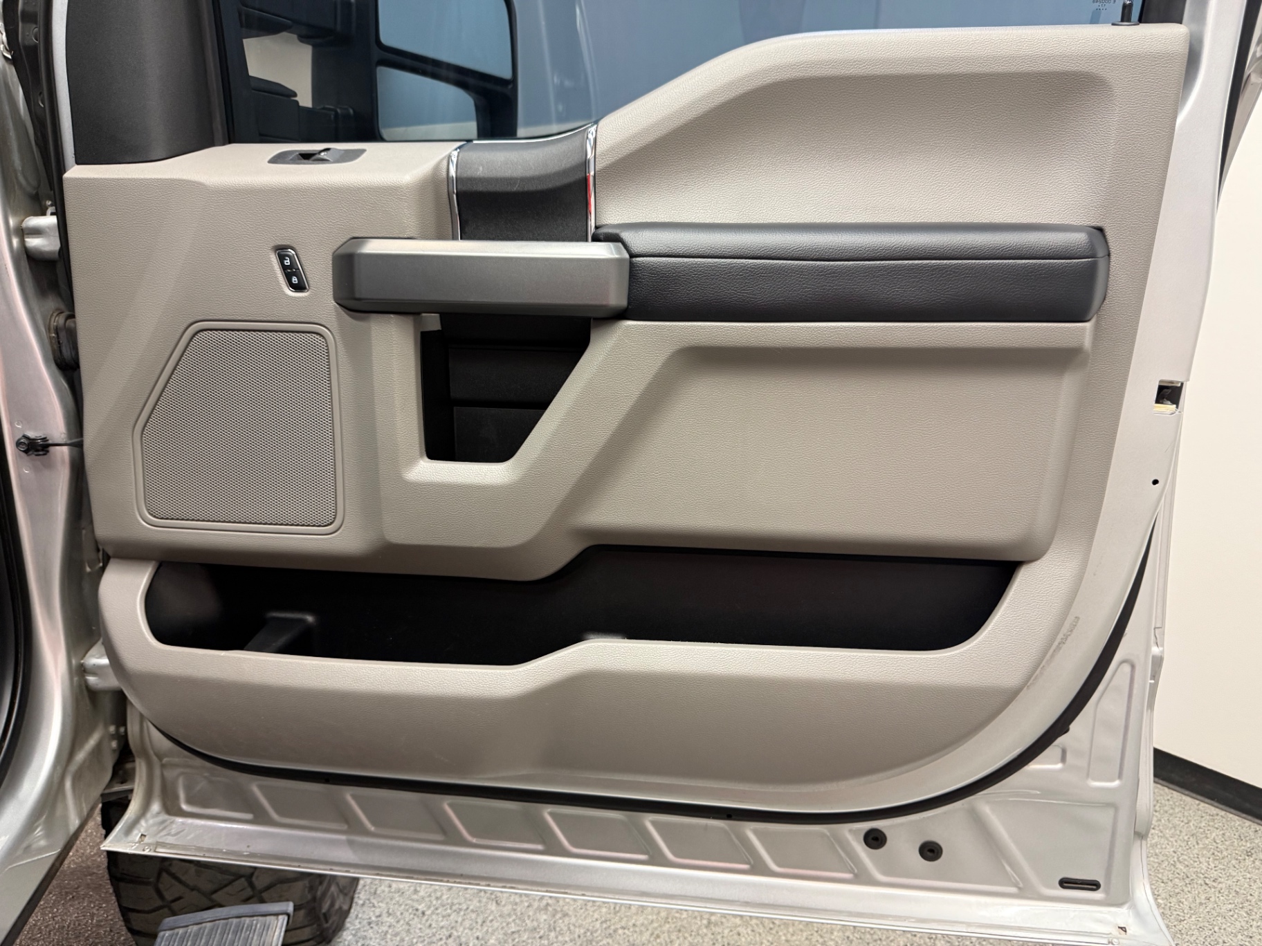 Vehicle photo 35