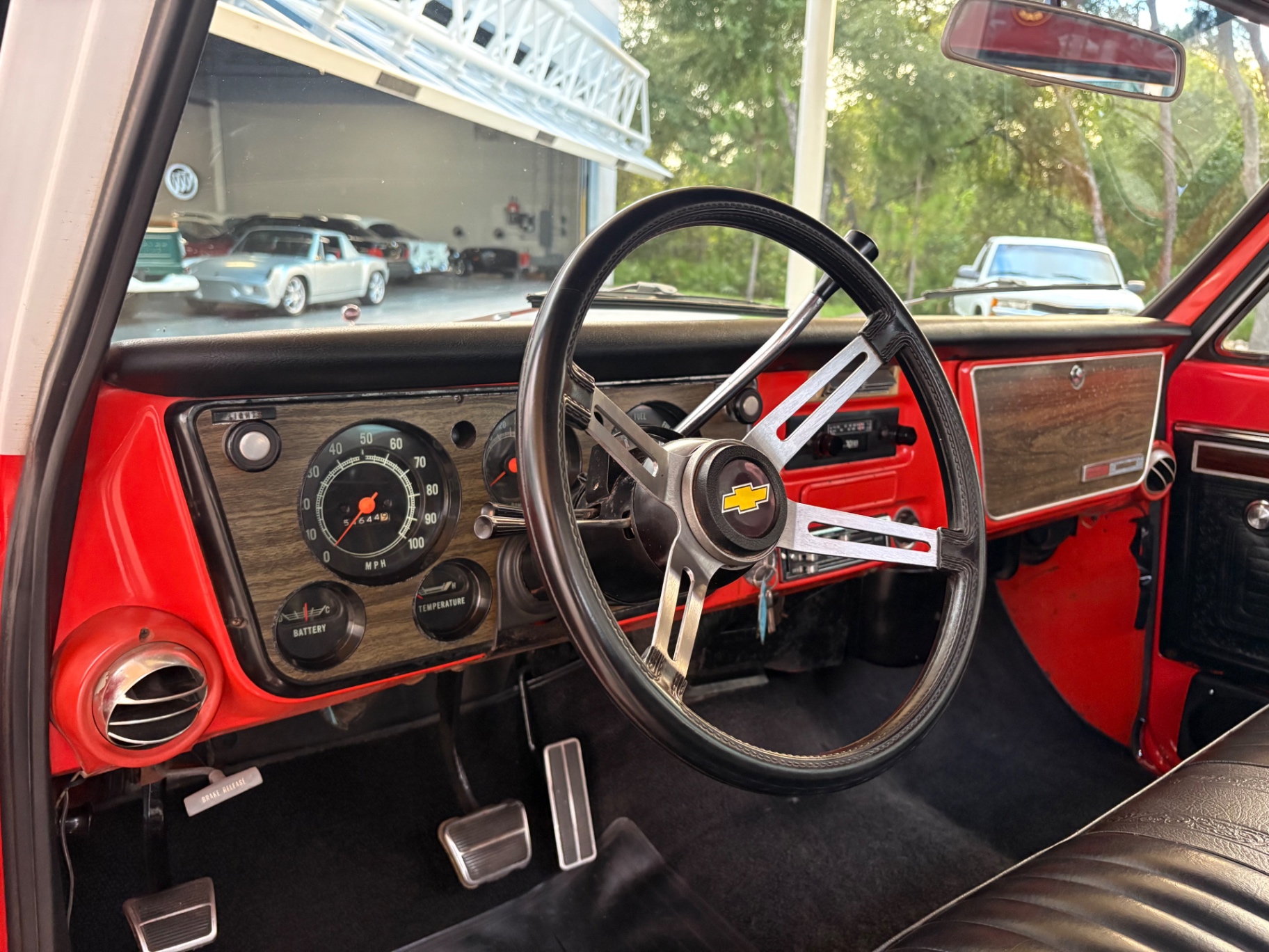 Vehicle photo 33