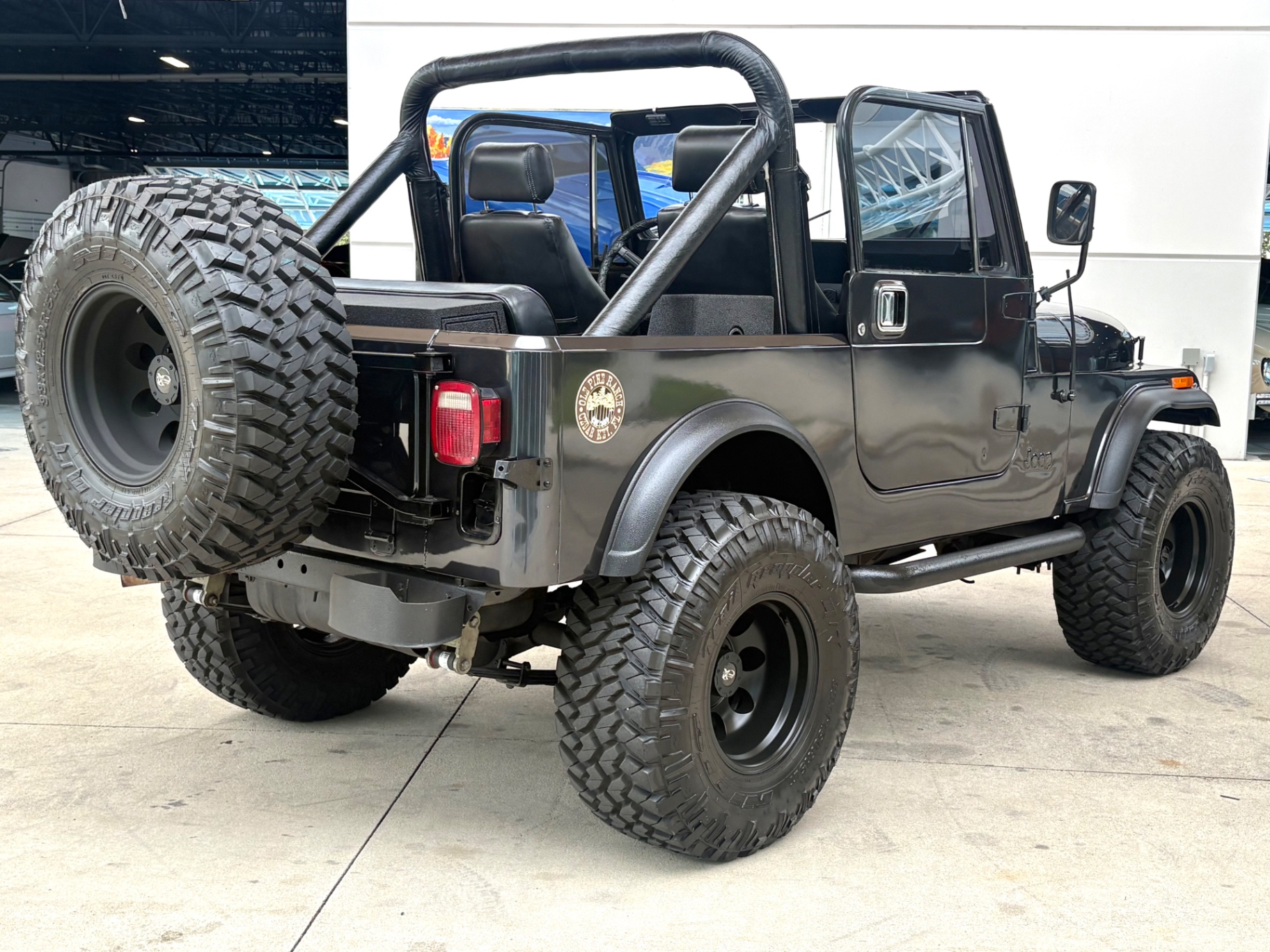 Vehicle photo 6