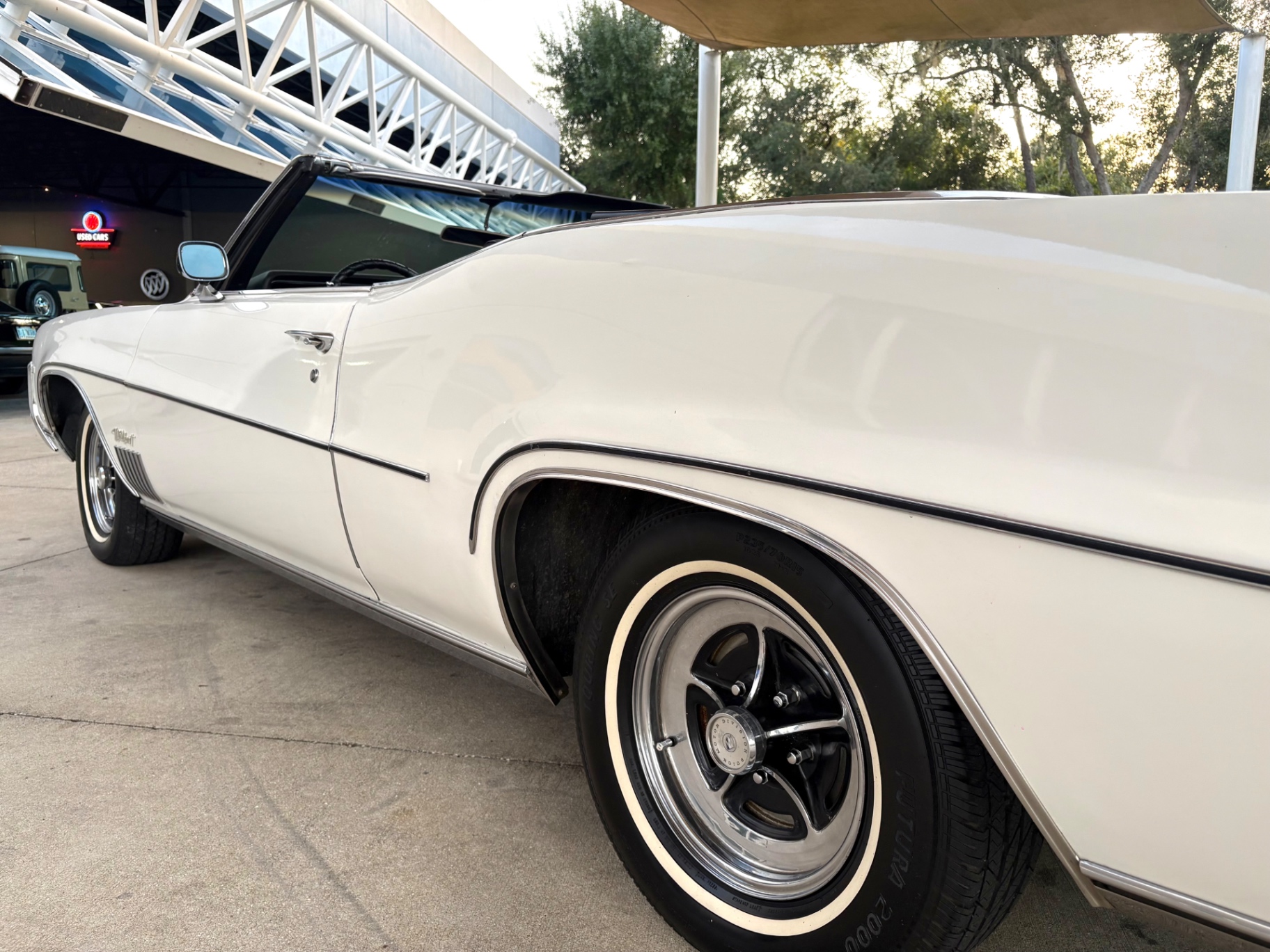 Vehicle photo 14