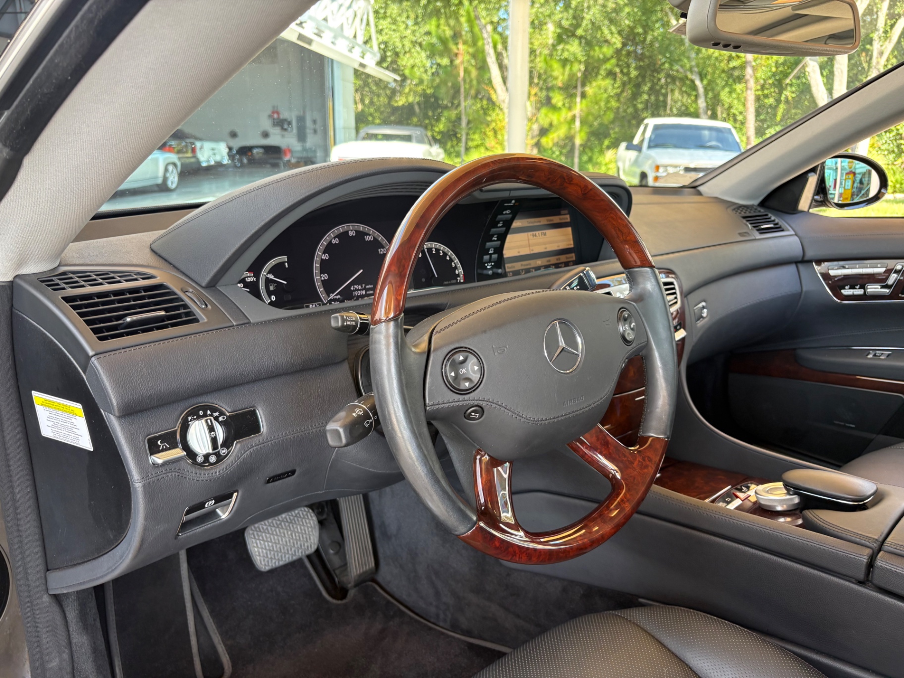 Vehicle photo 29