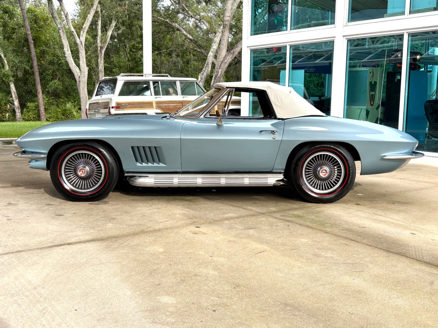 Vehicle photo 23