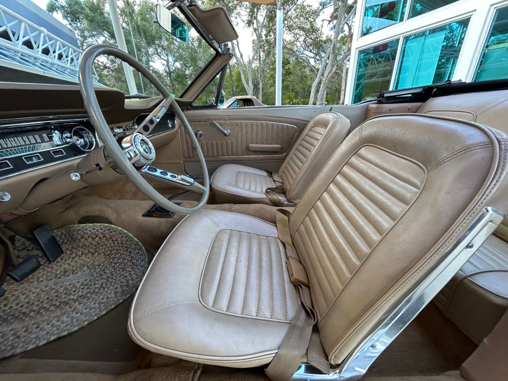 Vehicle photo 23