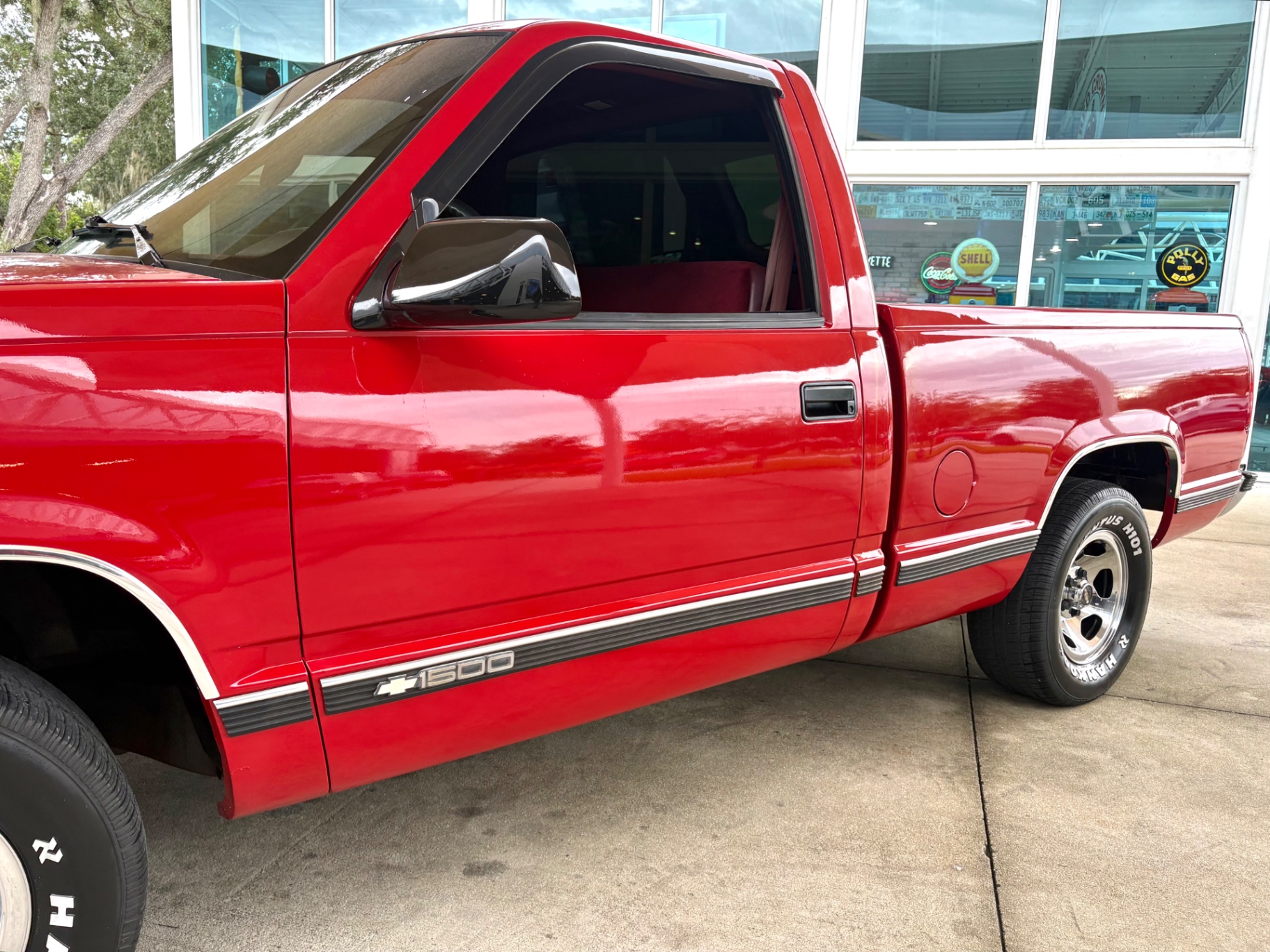 Vehicle photo 13