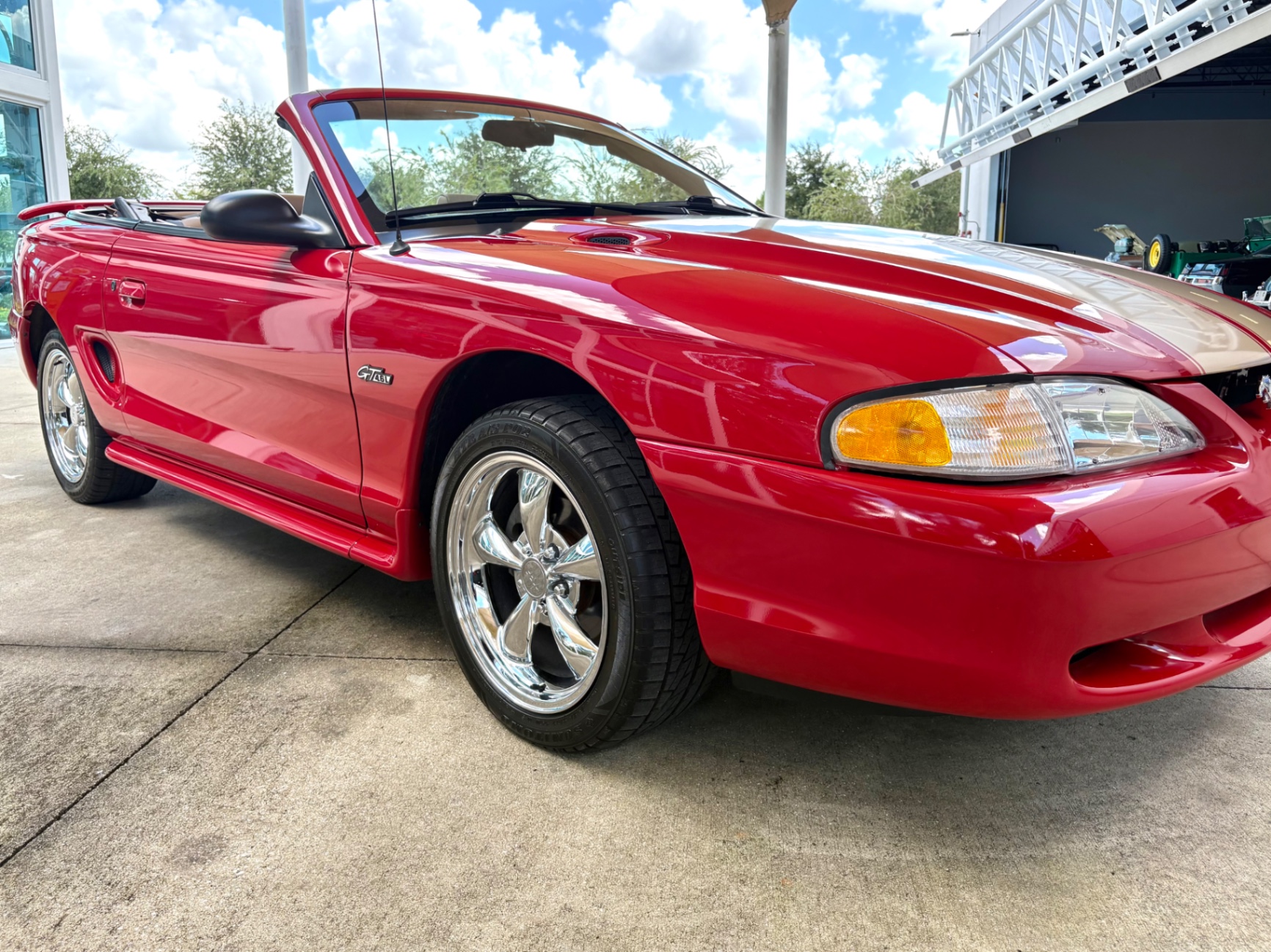 Vehicle photo 19