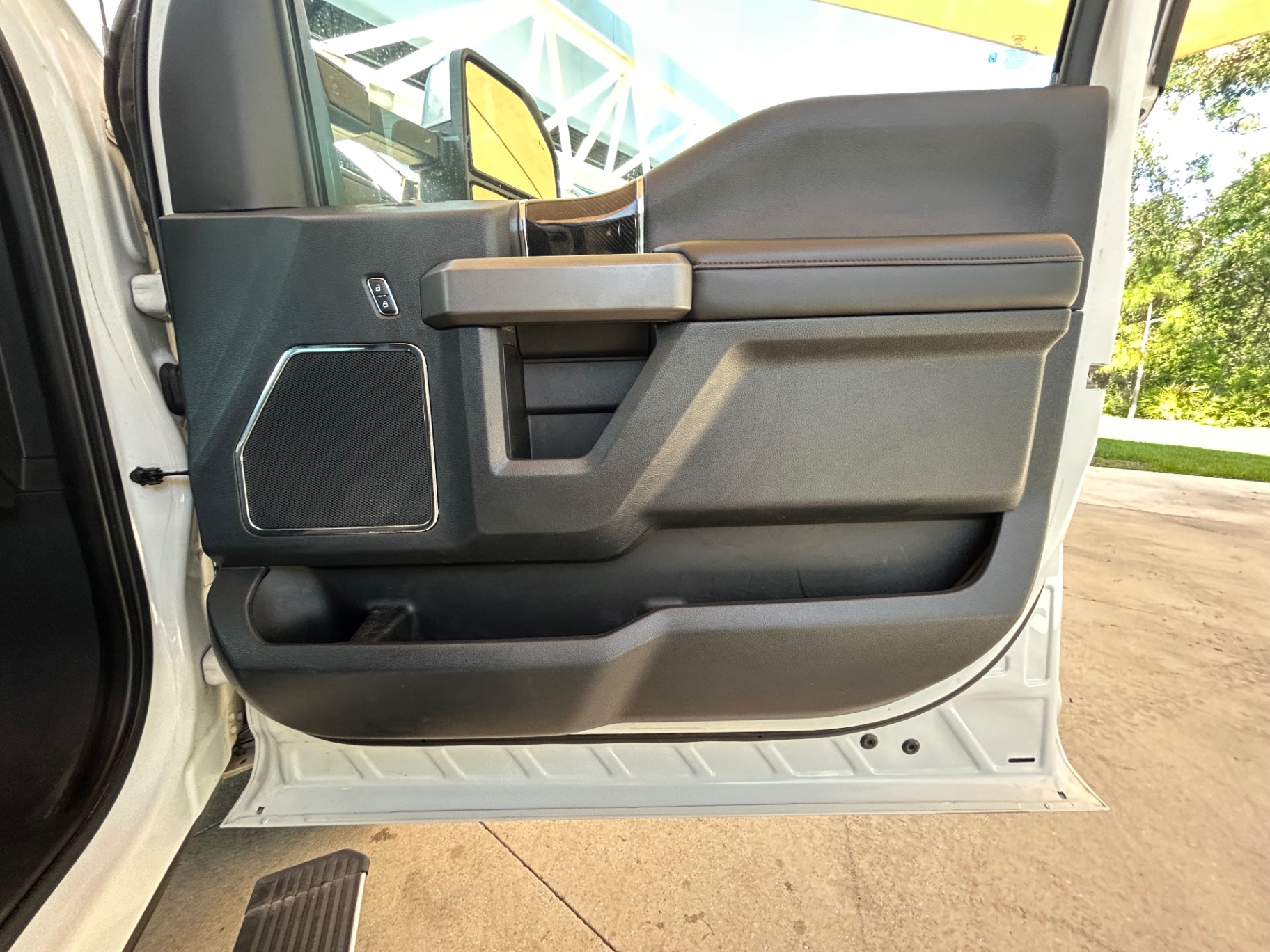 Vehicle photo 37