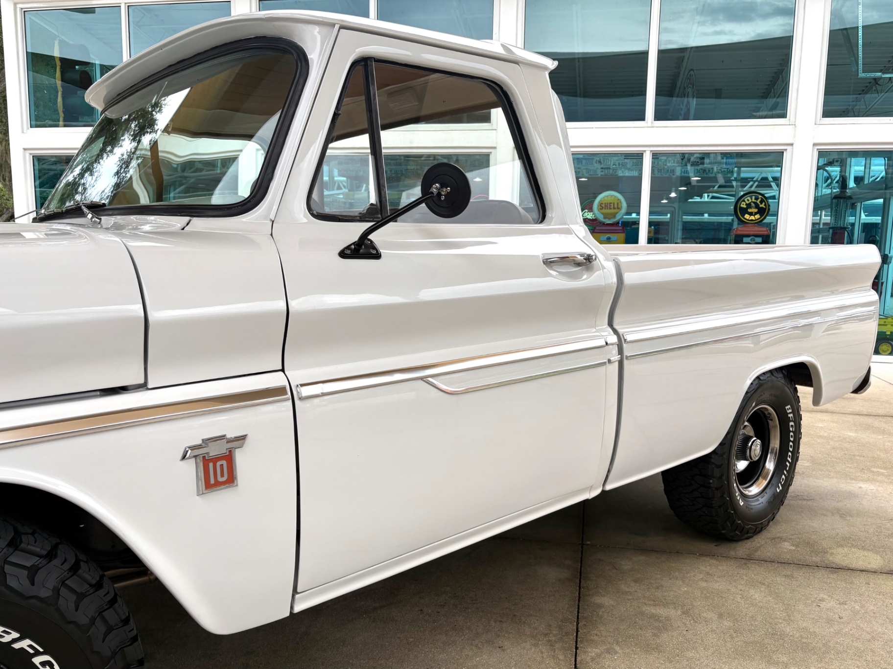 Vehicle photo 13