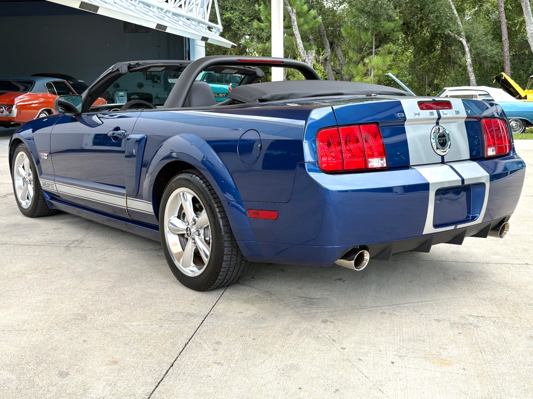 Vehicle photo 9