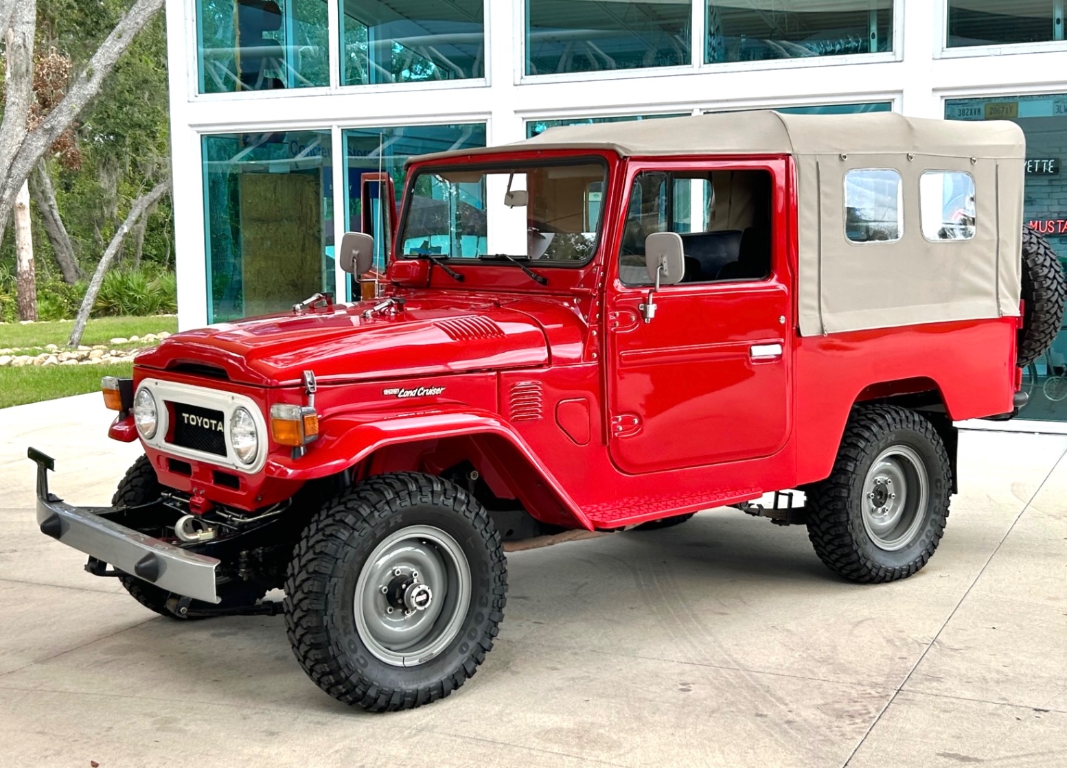 Vehicle photo 12