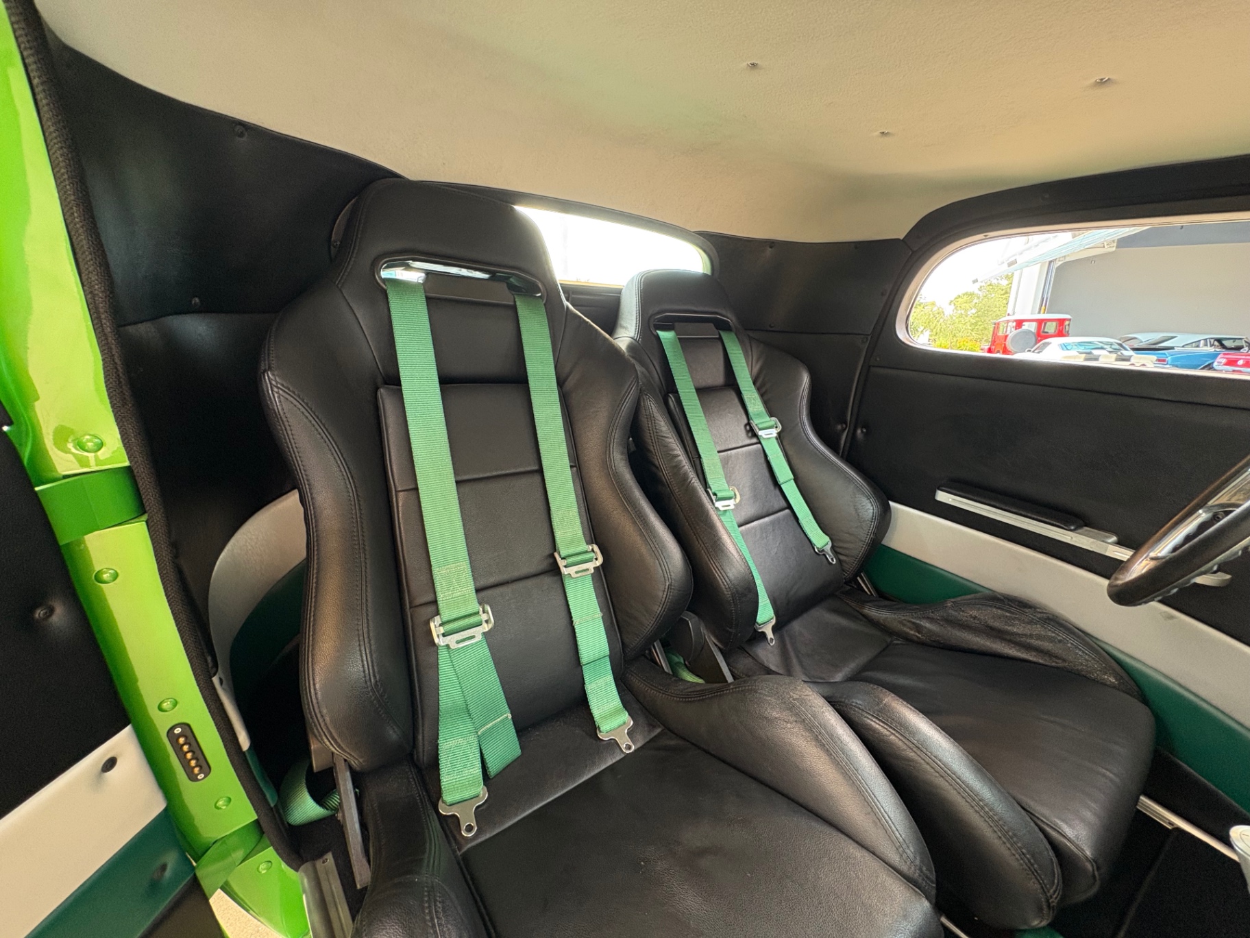 Vehicle photo 33