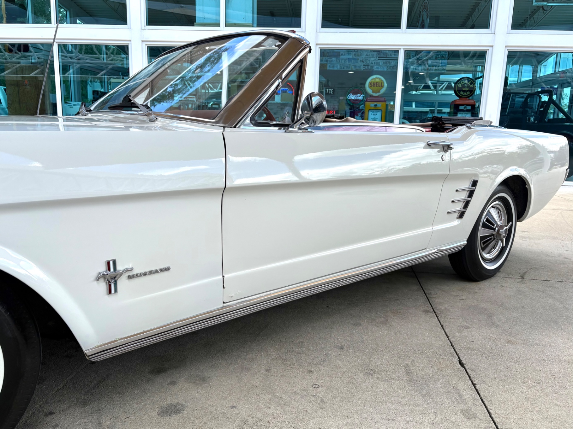 Vehicle photo 13