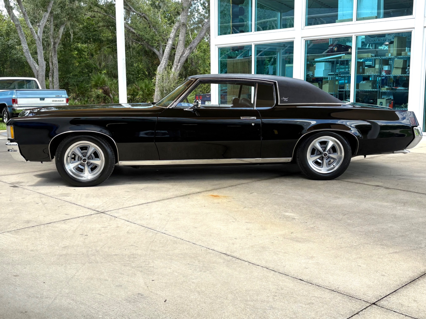Vehicle photo 10