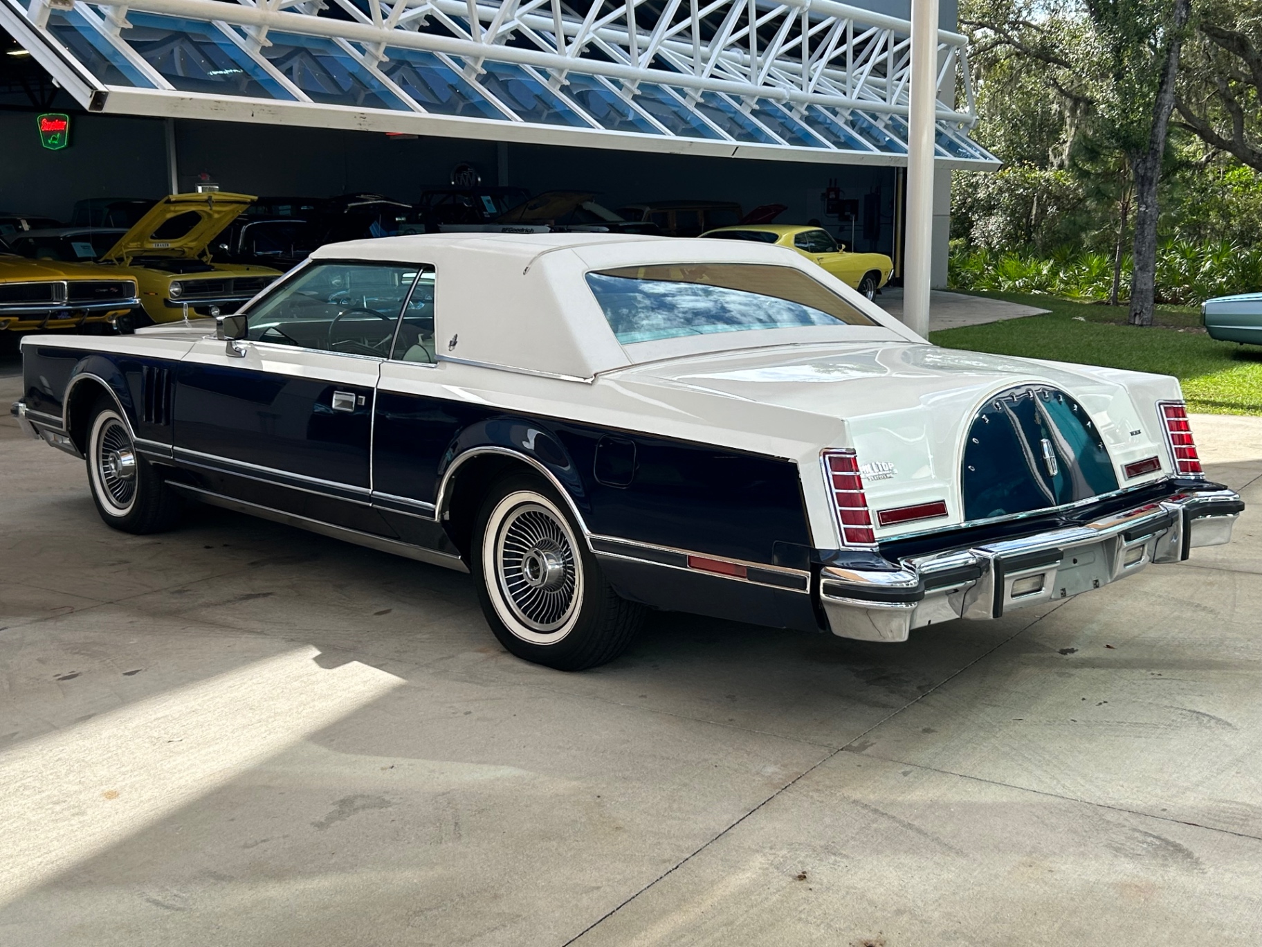 Vehicle photo 10