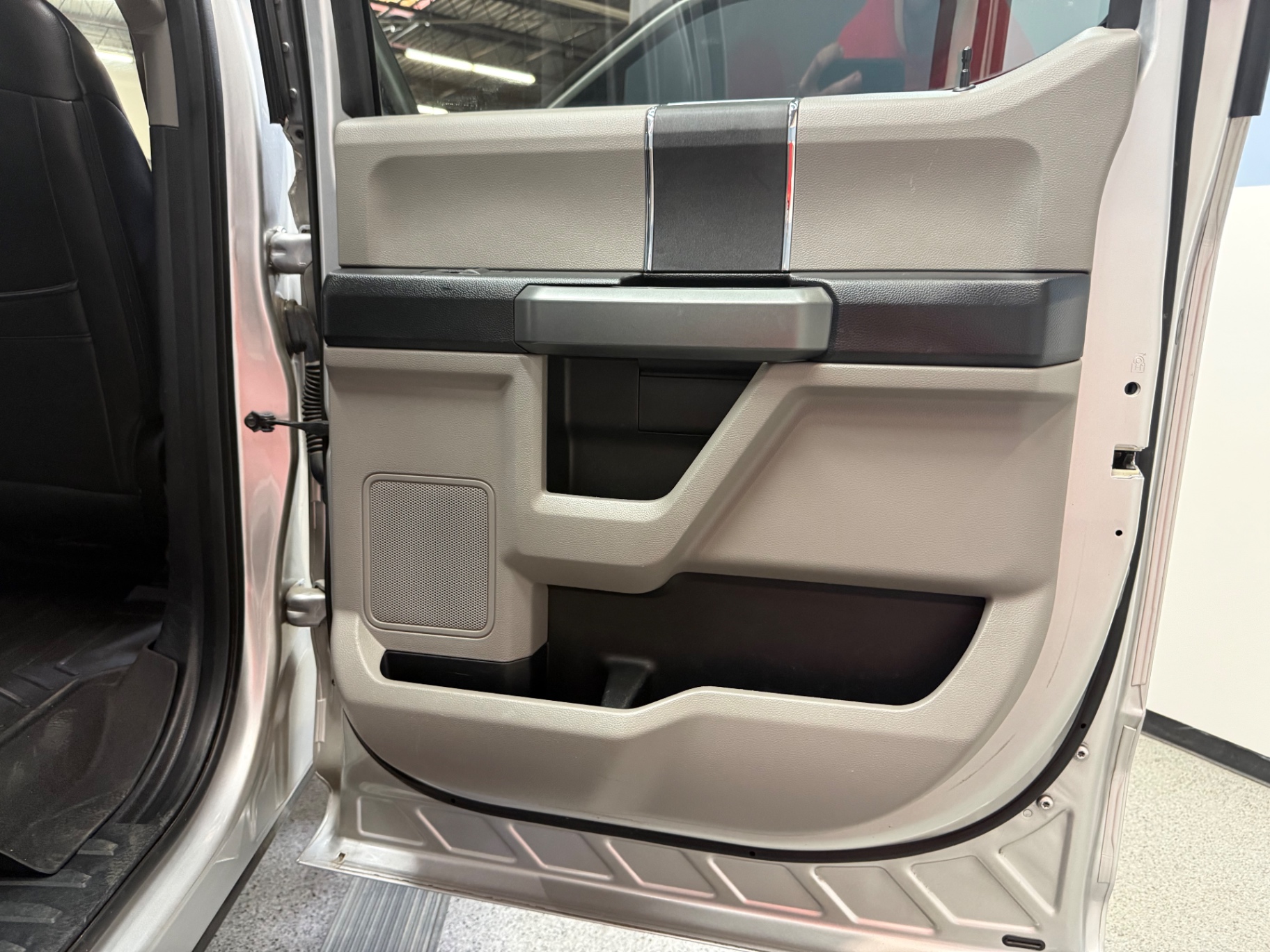 Vehicle photo 32