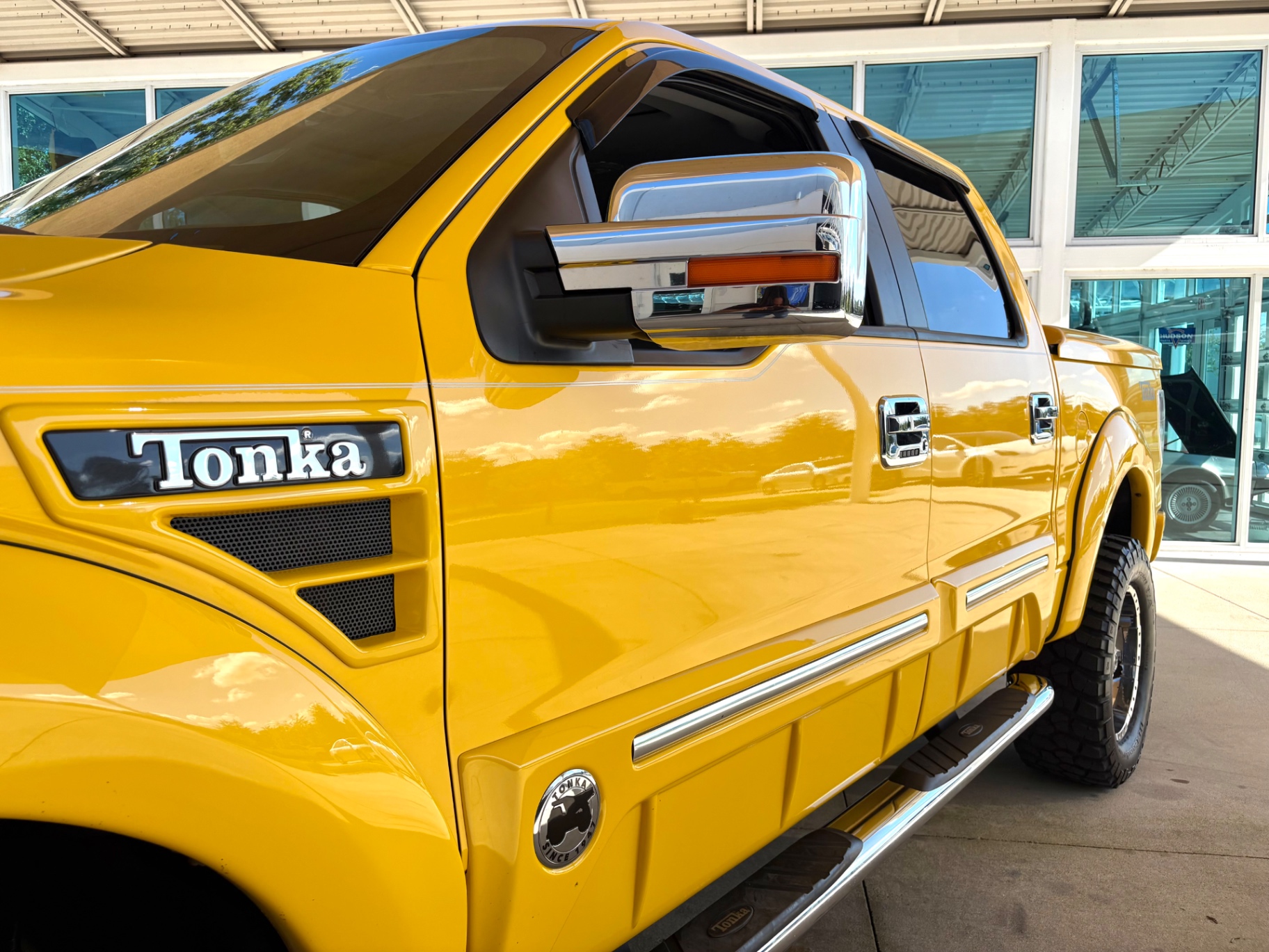 Vehicle photo 12