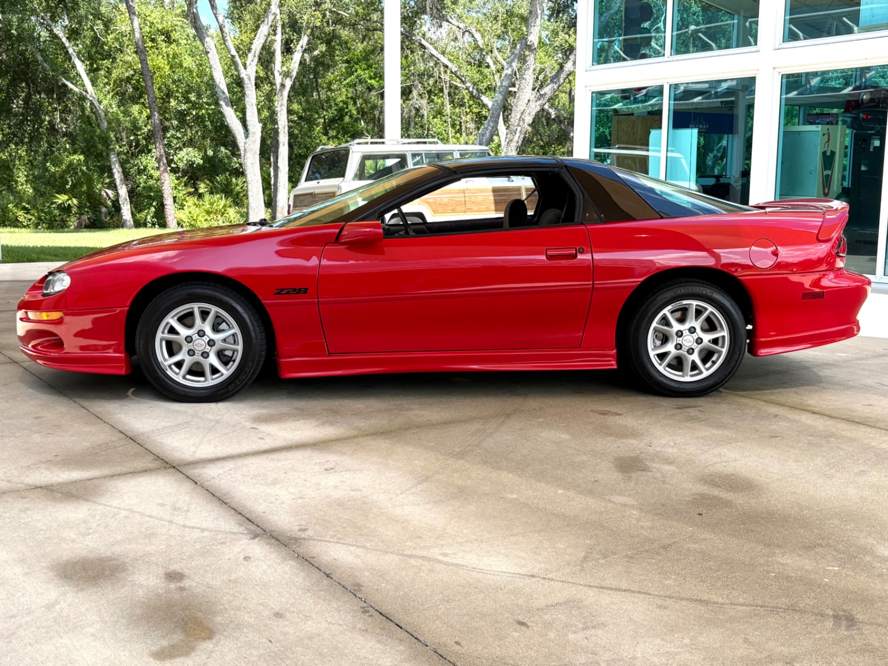 Vehicle photo 11