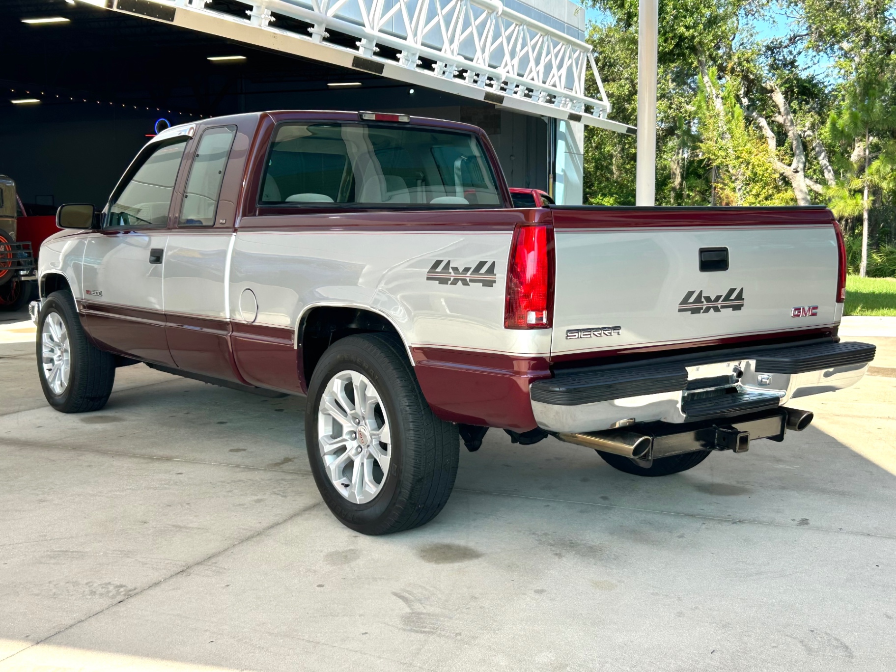 Vehicle photo 8