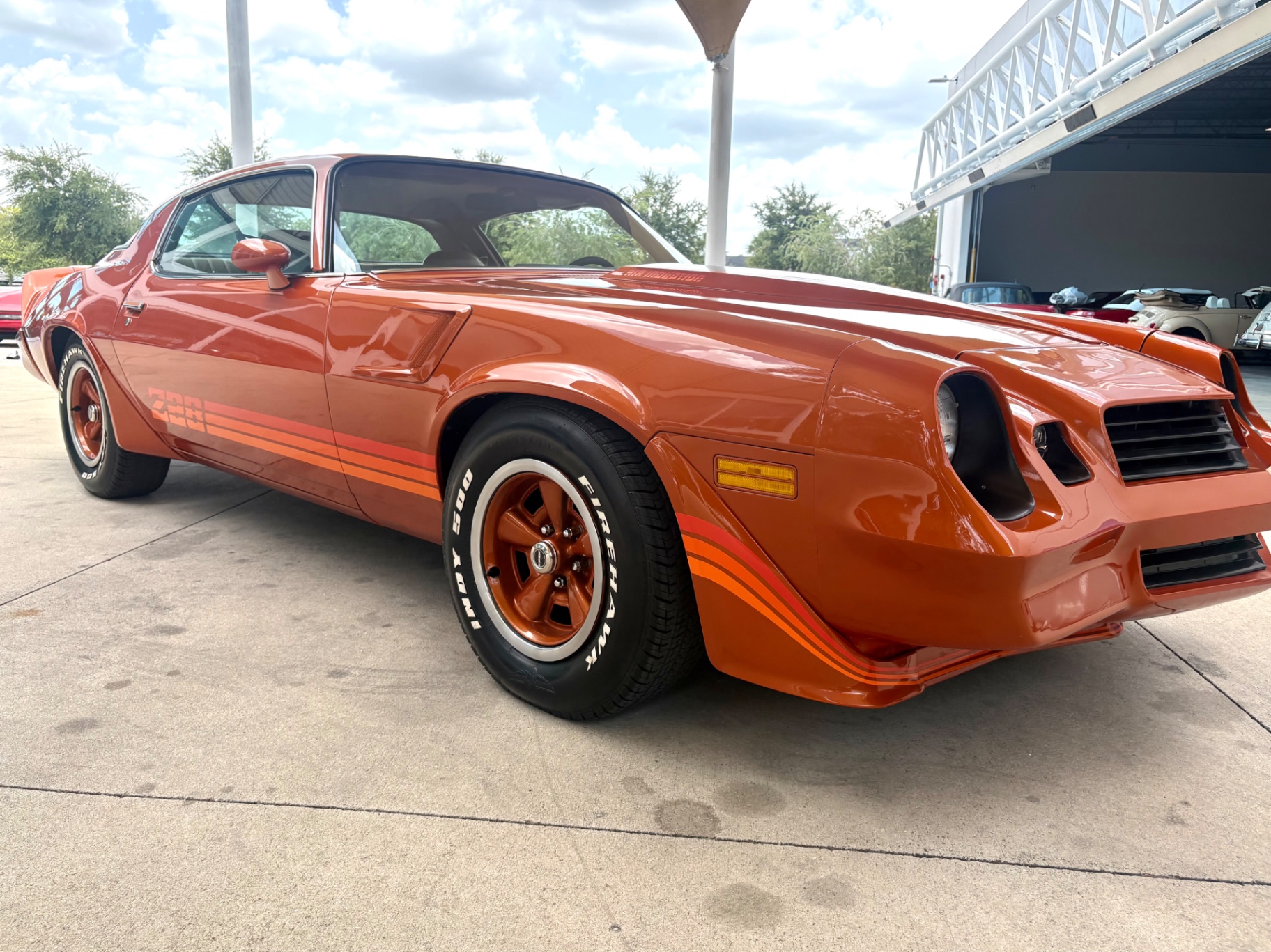 Vehicle photo 19