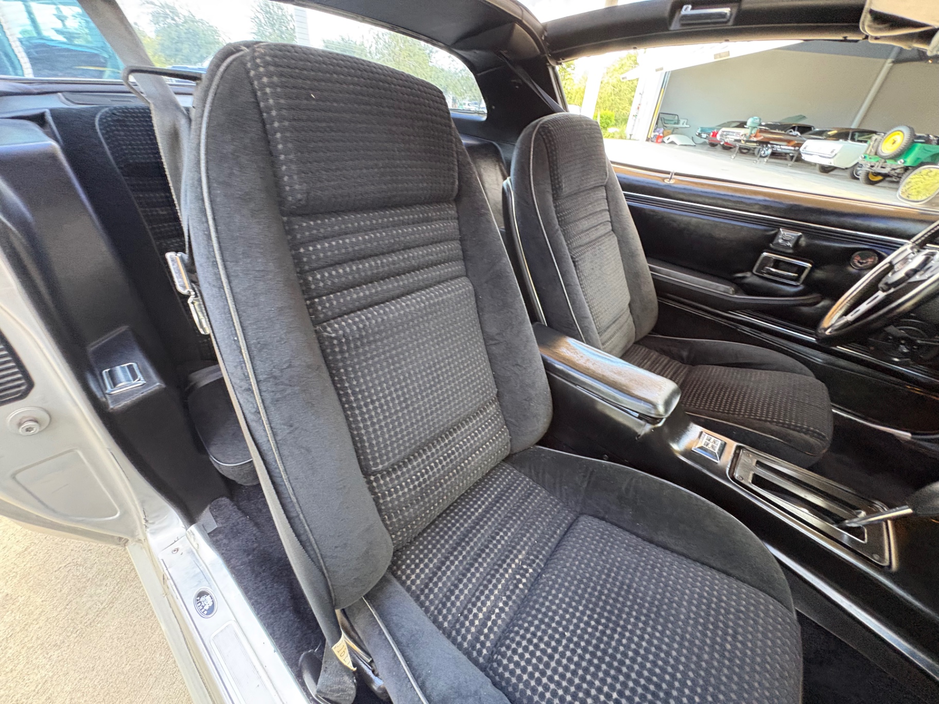 Vehicle photo 43