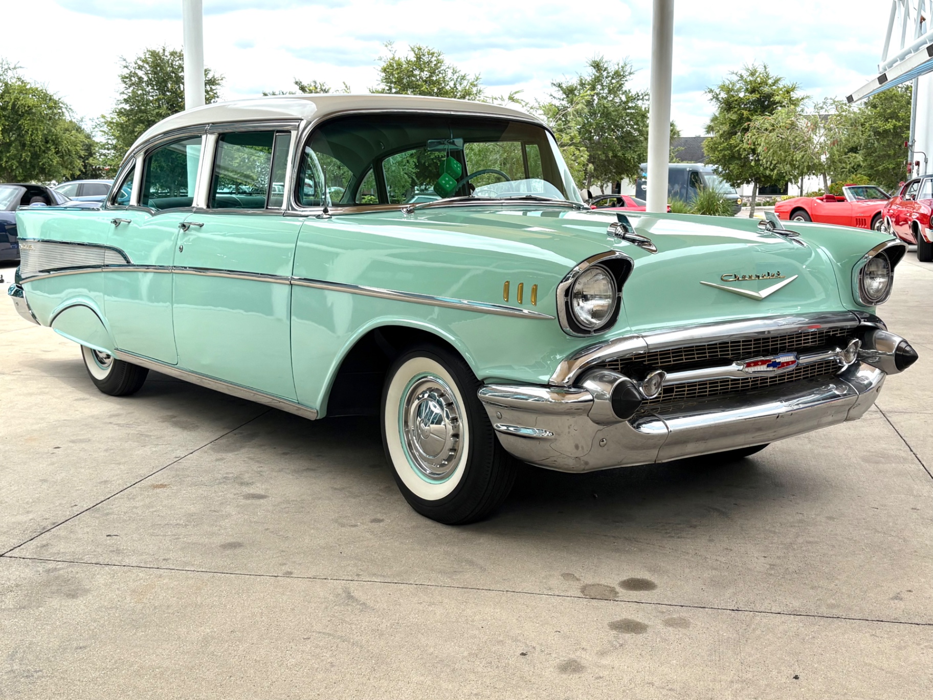 Vehicle photo 4